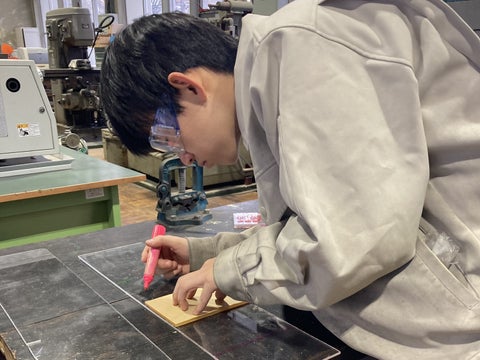 北海道札幌工業高校生徒がアクリルパーテーションを再利用し、サステナブルなクリスマスオーナメントを制作 北海道札幌工業高校生徒がアクリルパーテーションを再利用し、サステナブルなクリスマスオーナメントを制作