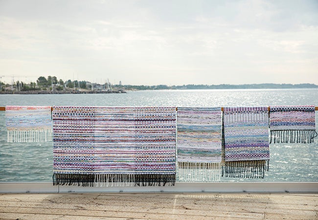 回収したシーツを再利用したラグ・ラグ商品