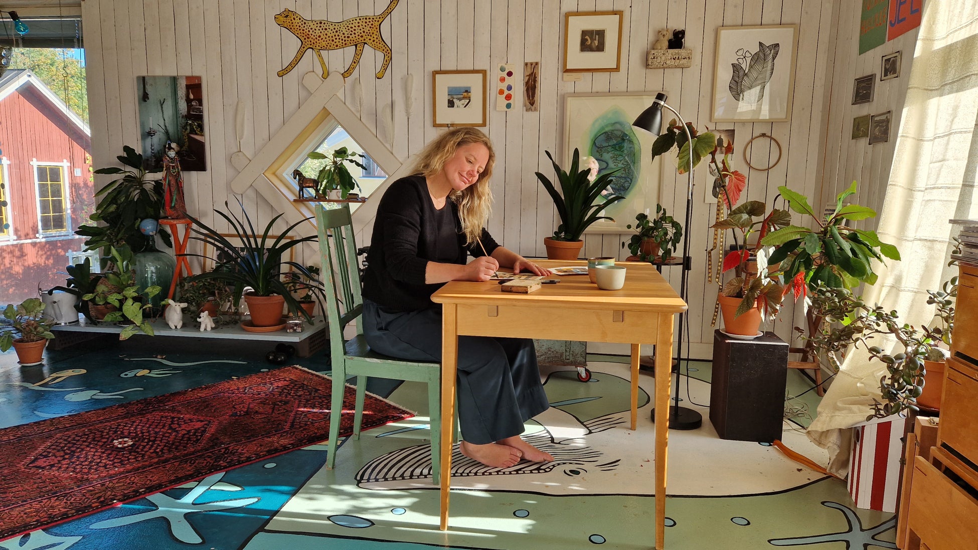 自身のアトリエで制作するピヴェ・トイヴォネン