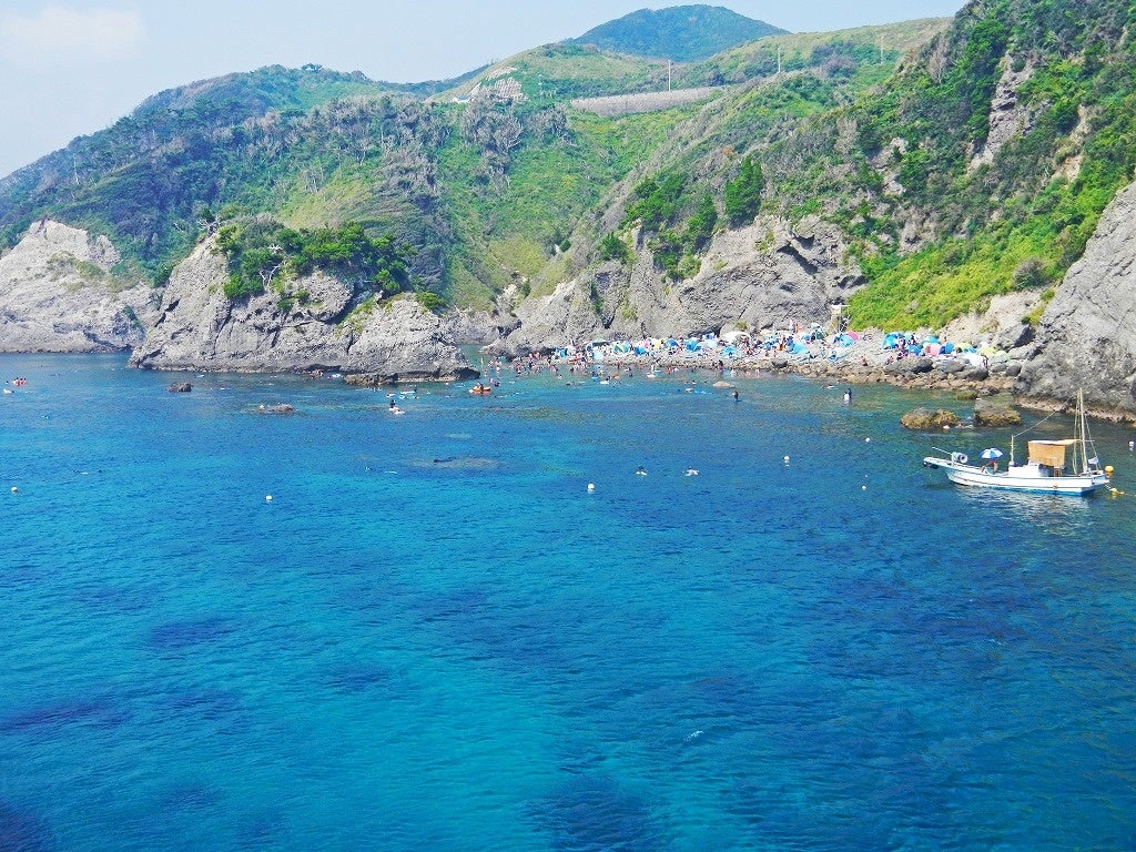 船でしか行くことのできない海岸！ ヒリゾ浜期間中は中木から渡し船で海岸へ。