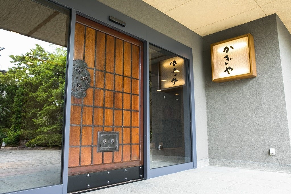 重厚な木の扉と繊細なガラス窓の玄関でお出迎え。