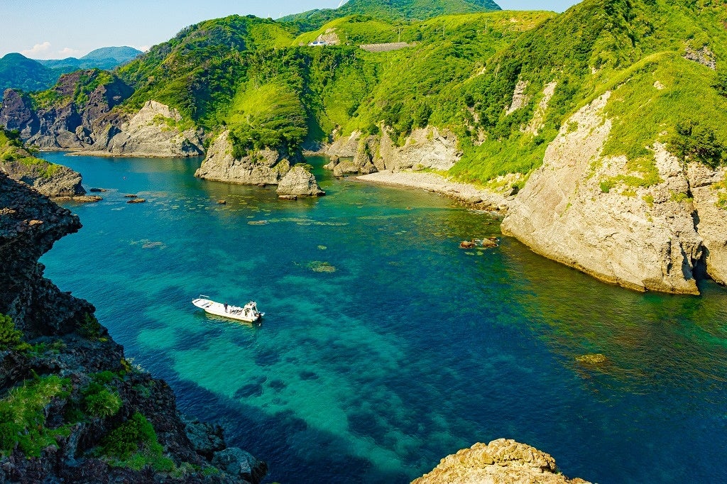 本州で一番の透明度を誇る海水浴場の穴場。本州とは思えないほどの綺麗な海を是非体験してみて下さい。