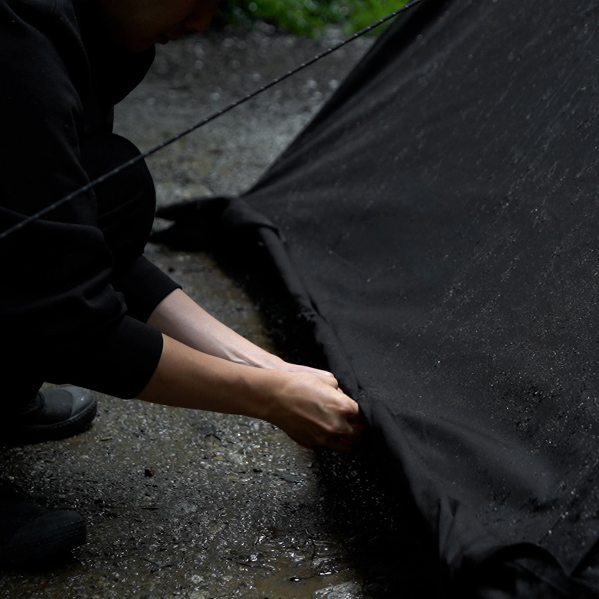 確かな存在感で渋いソロキャンプを。黒いワンポールTCテントが