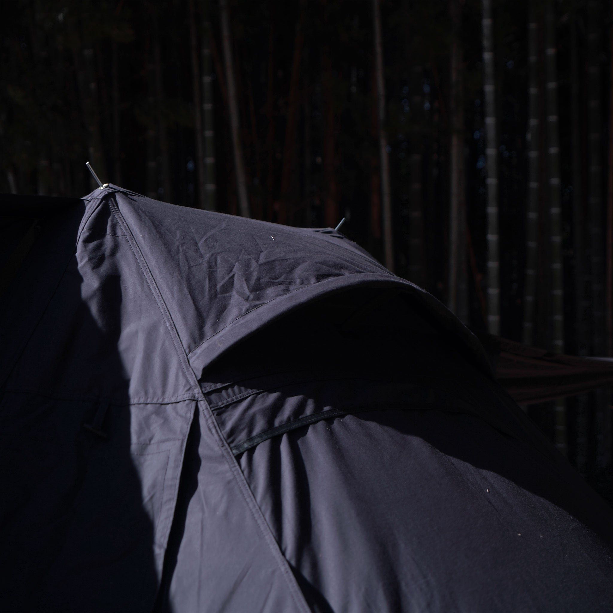 初代モデル100張りが早々に完売したブラックツーポールテントが大幅に