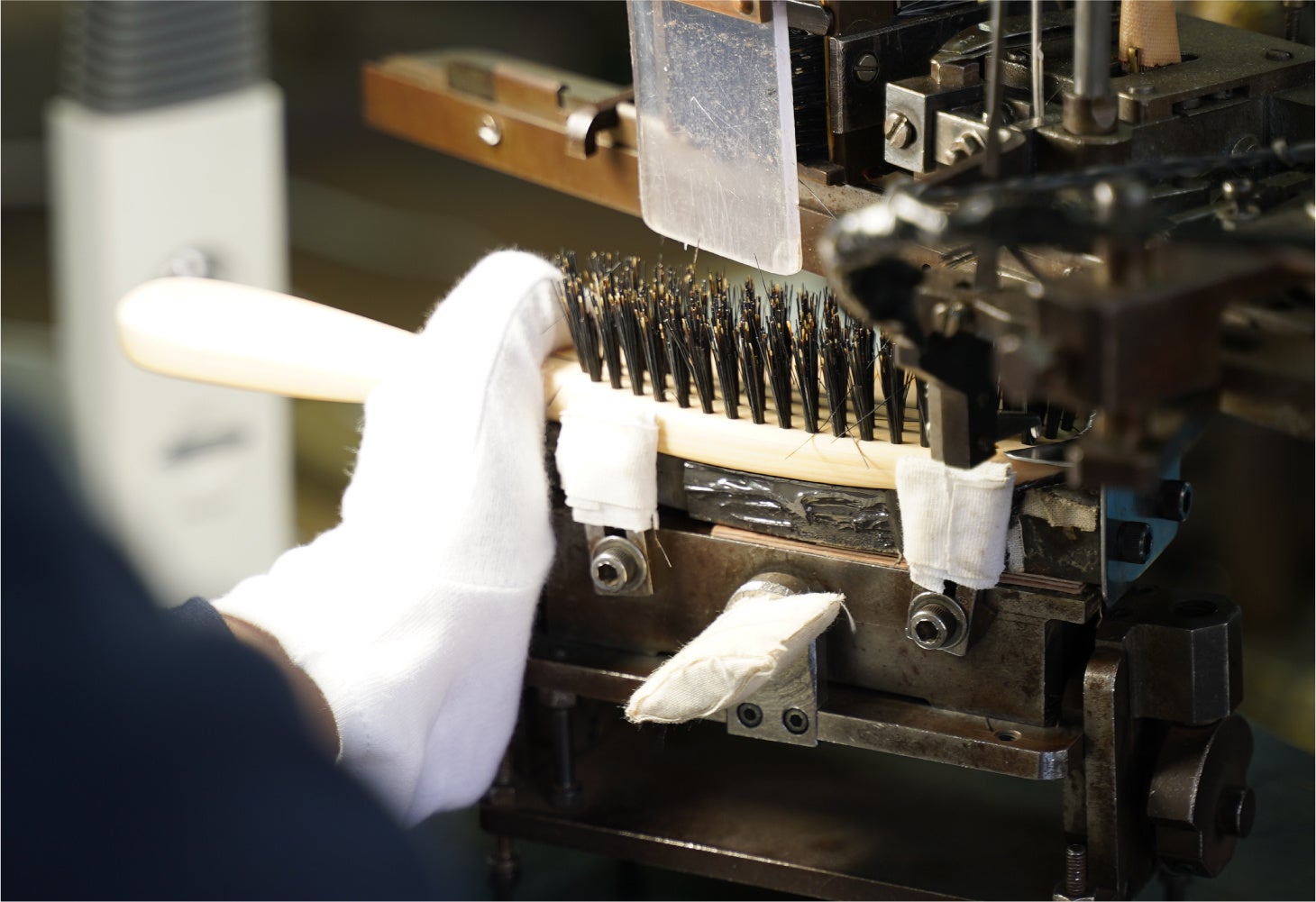 天然毛の植毛　九州工場での作業写真
