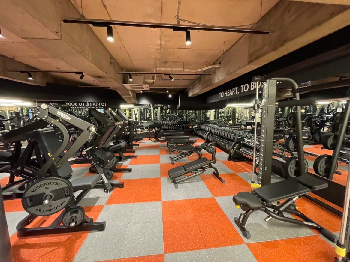 広々とした店内に様々なマシンを設置