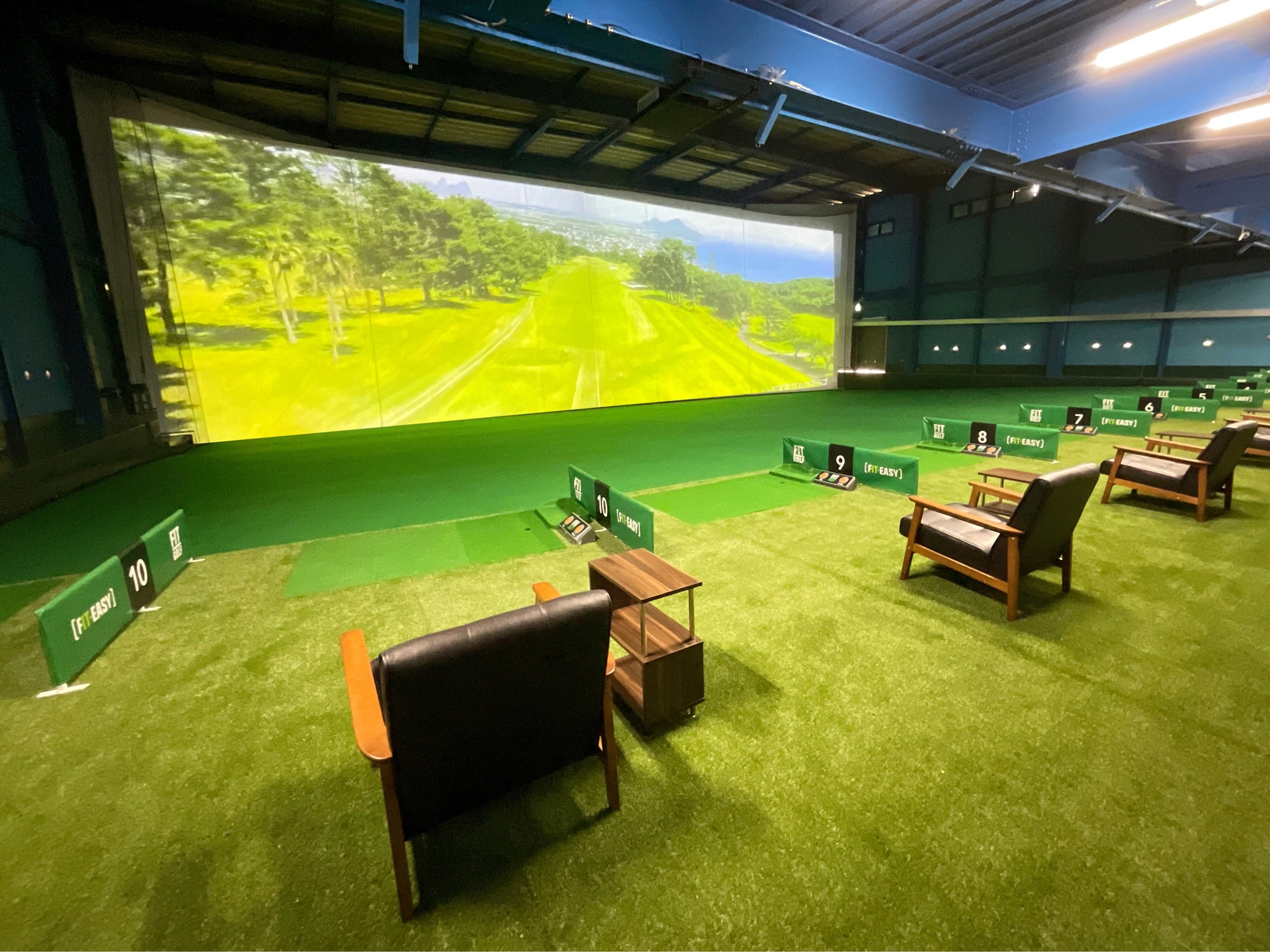 大画面に向かって打ち込む打ちっぱなしゴルフ（岐南店）