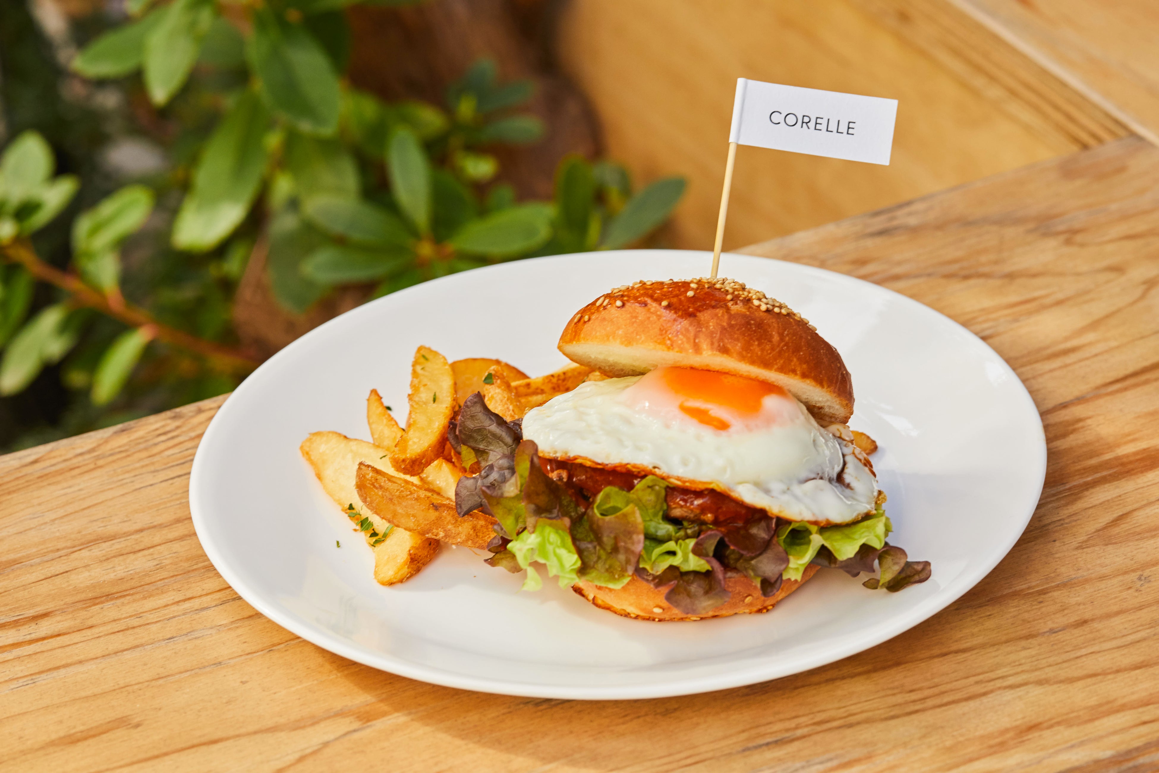 福田さん監修の目玉焼デミグラスハンバーガー