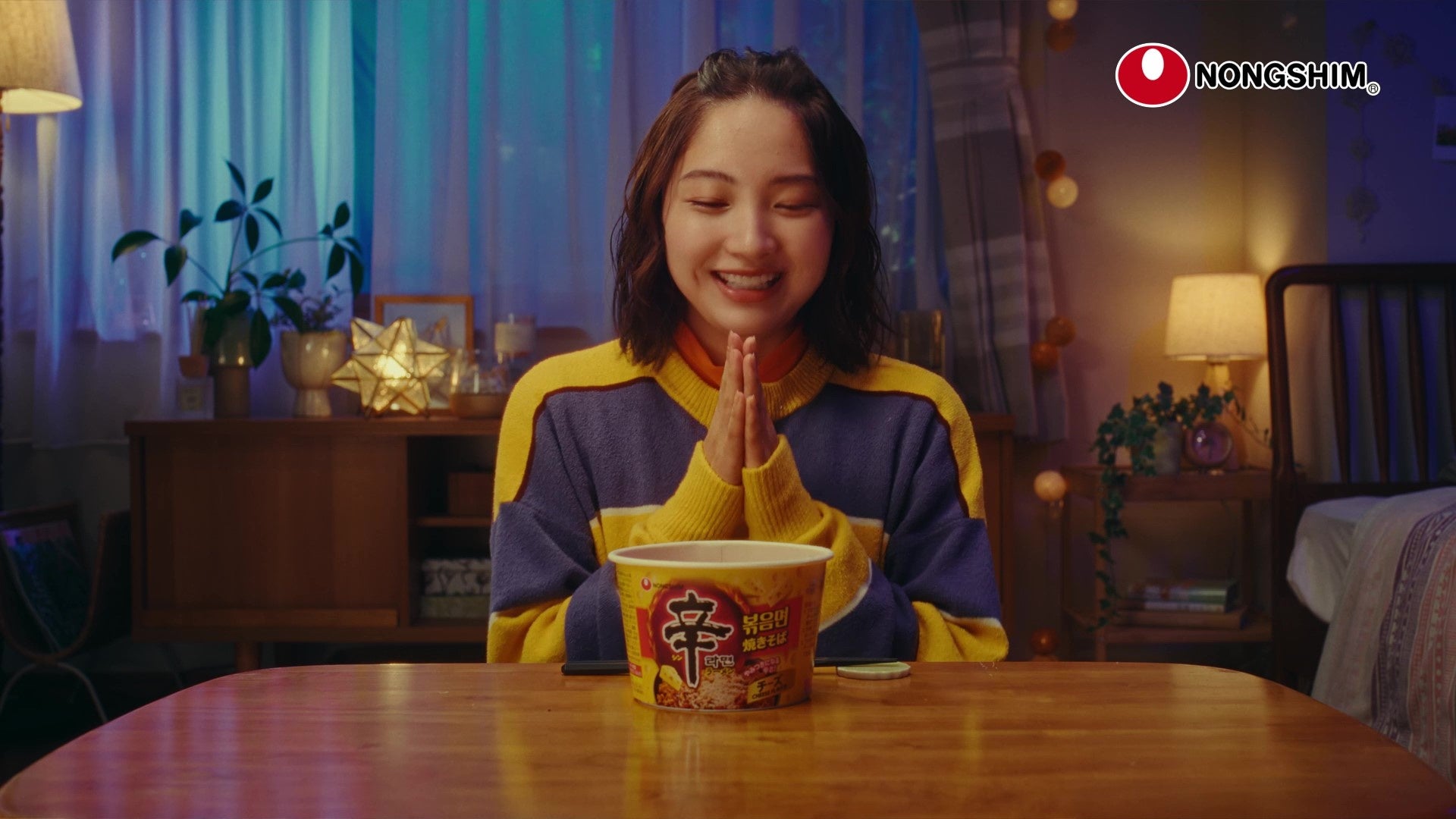 速瀬さんが「辛ラーメン焼きそば チーズ」を食べようとすると…