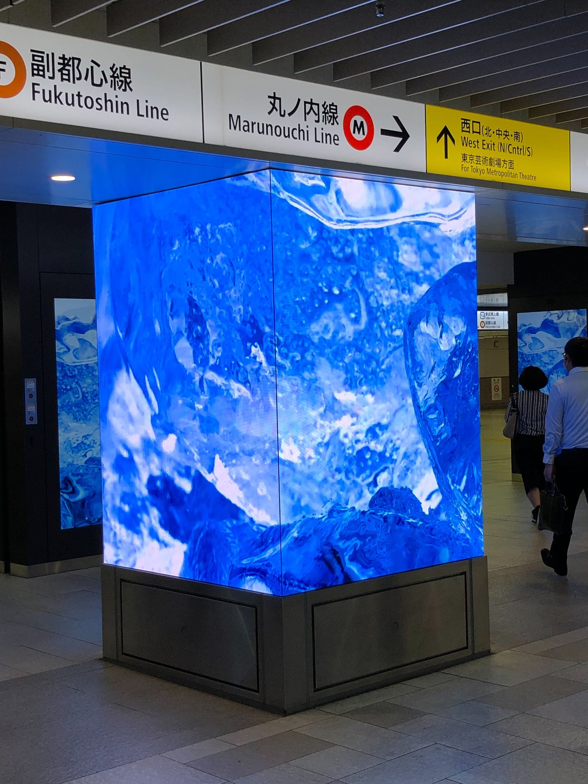 西武鉄道 池袋駅にある、画面に枠のないLED柱巻きビジョンでの様子