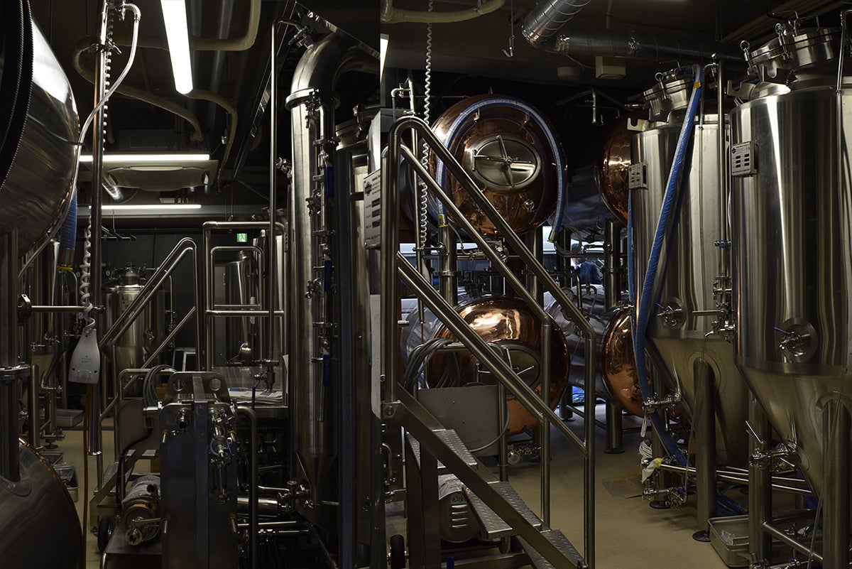 至高のラガーを作るために水平貯蔵タンクを用意しました。600Lの仕込み釜と総勢9基のタンクを備えた醸造施設。