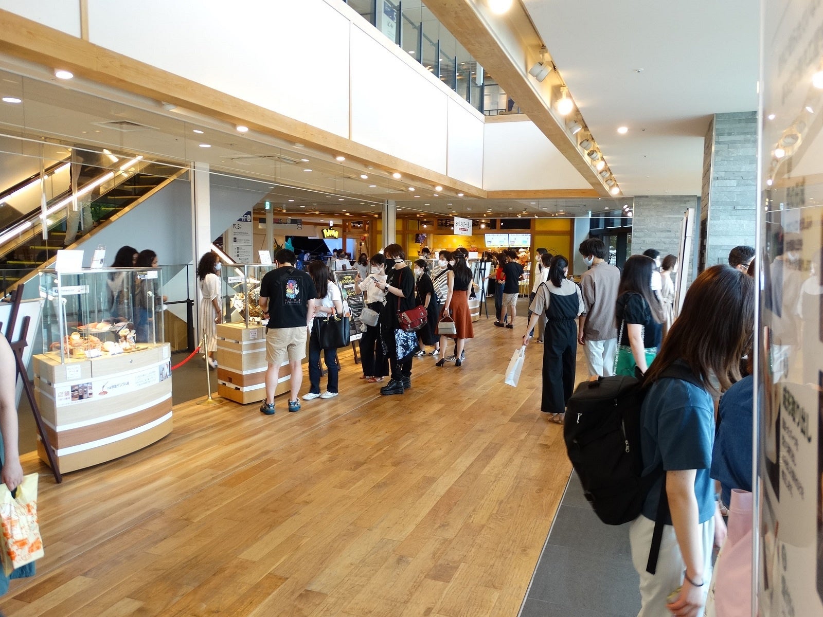 「おいしさのアート展2021」会場風景／東京ソラマチの夏の風物詩として毎年楽しみにしているファンの姿も