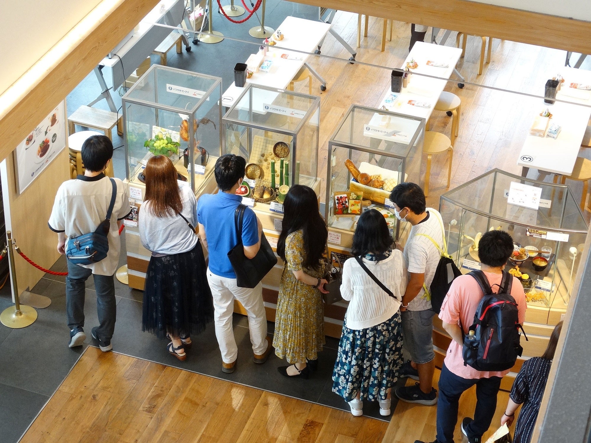 「おいしさのアート展2021」会場風景／ありえない作品の数々に思わず見入ってしまう