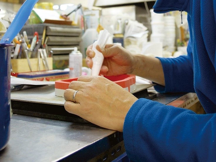 製作風景／牛肉の脂のサシを手作業で再現