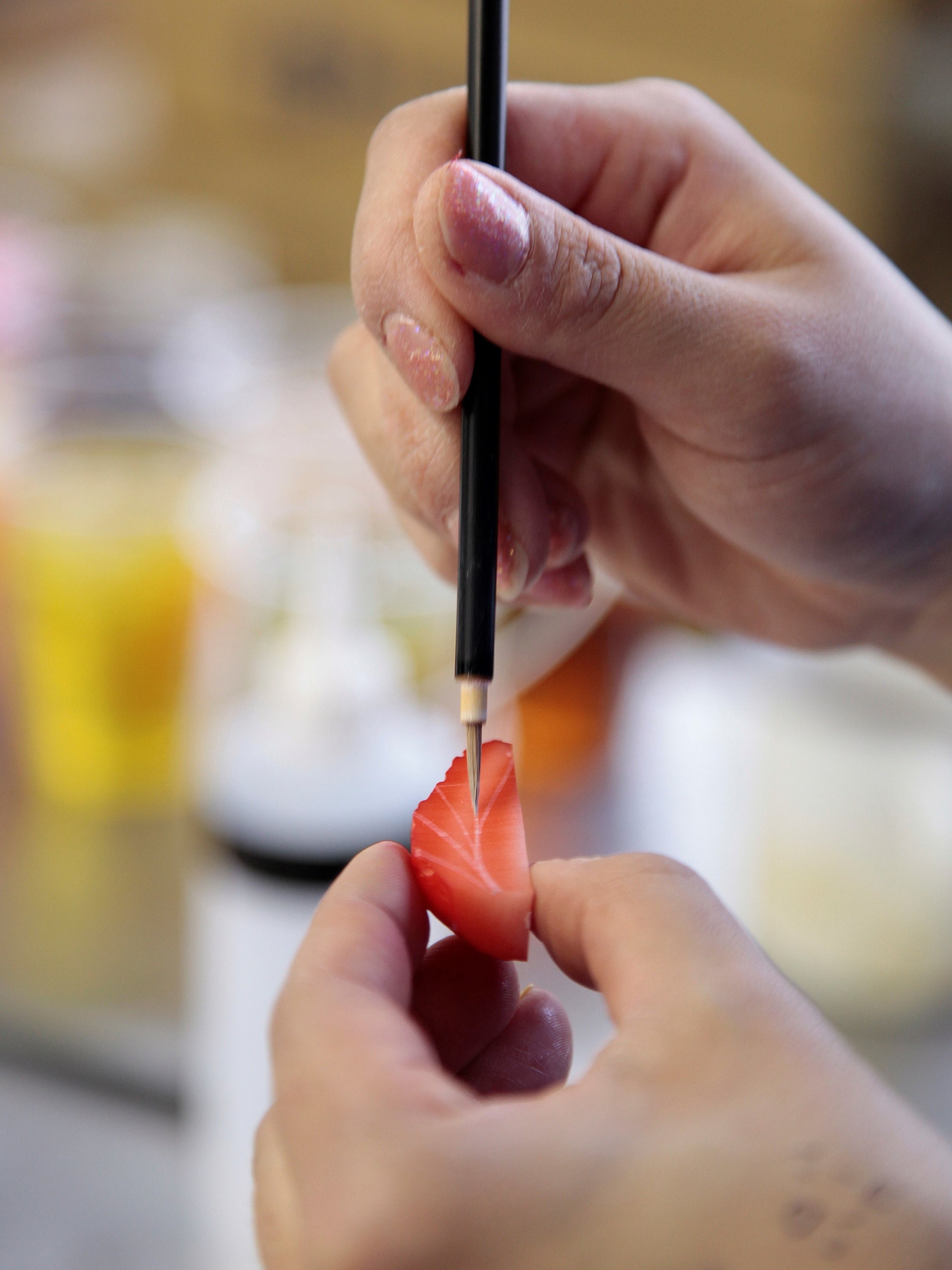 製作風景／繊細な食材の表情は面相筆で再現