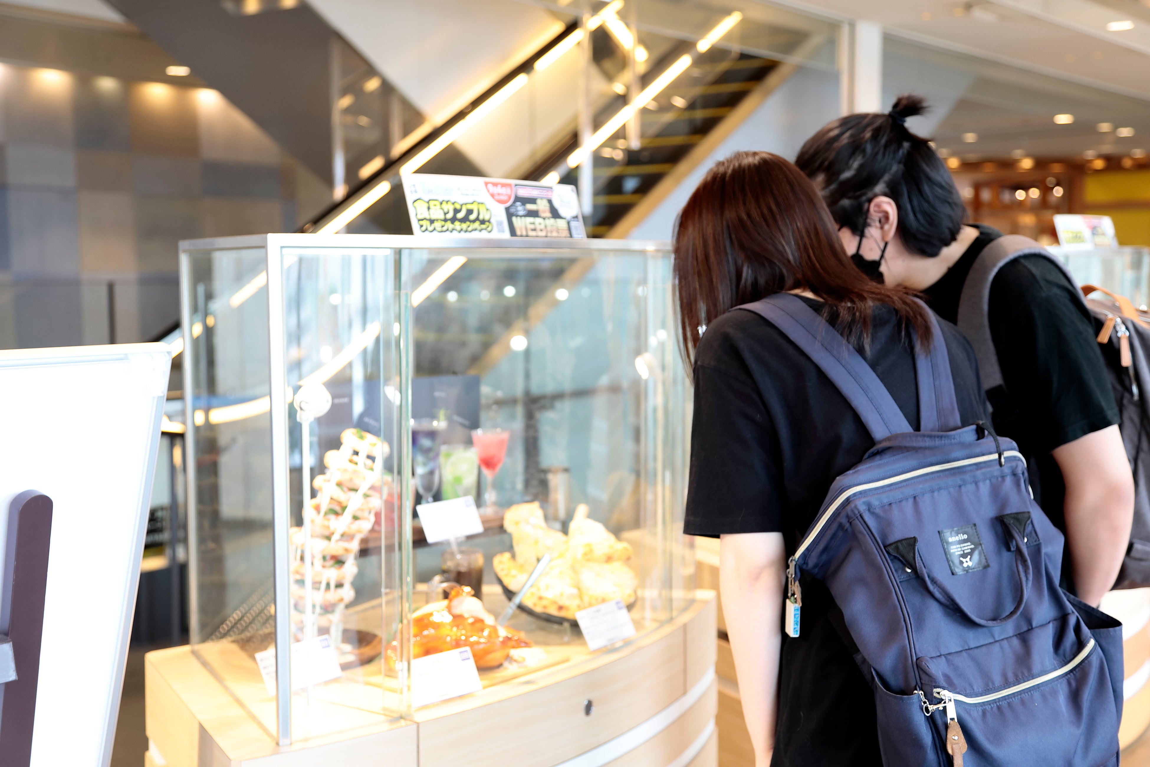 「おいしさのアート展2022 in 東京ソラマチ」会場風景／ありえない作品の数々に思わず見入ってしまう