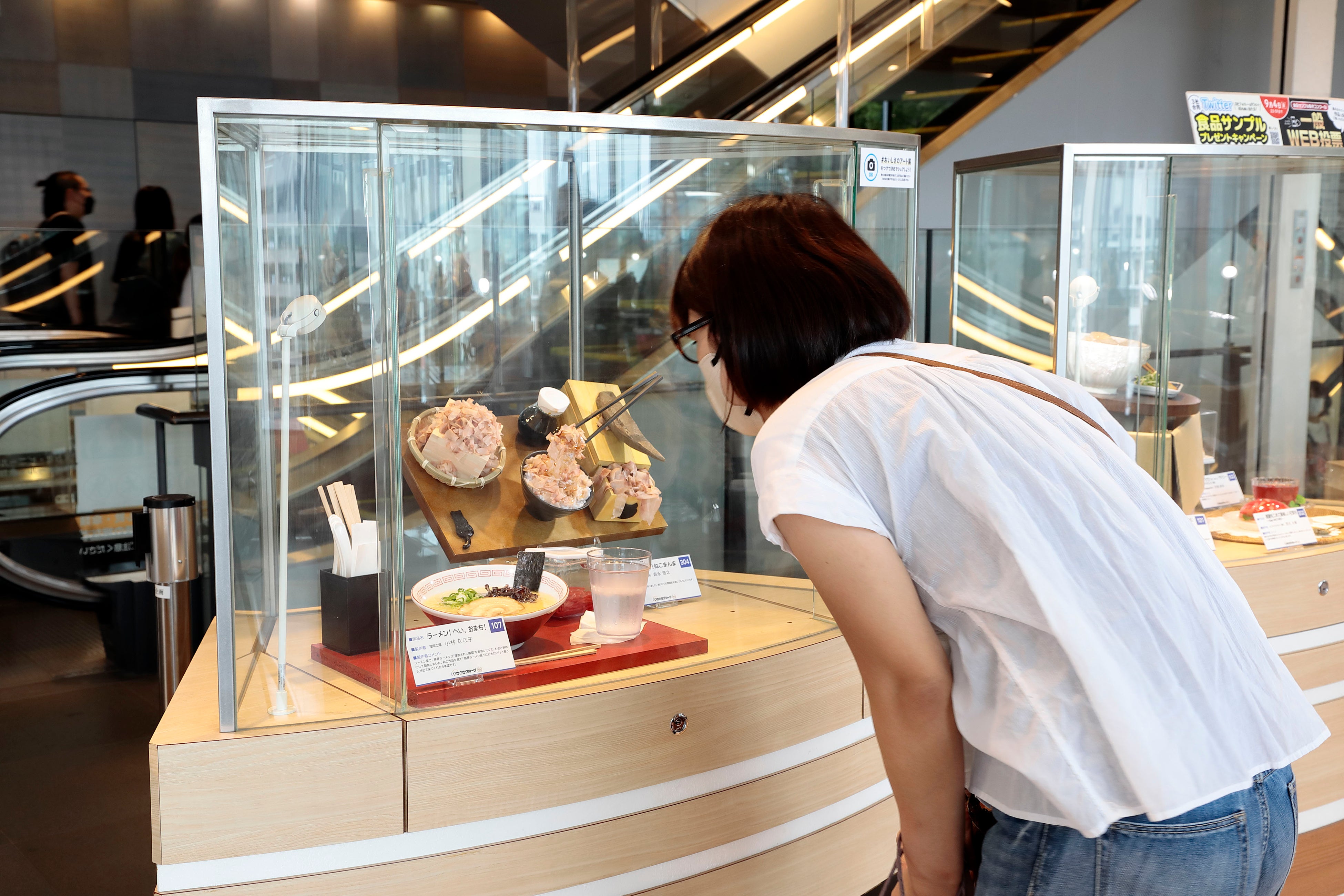 「おいしさのアート展2022 in 東京ソラマチ」会場風景／ありえない作品の数々に思わず見入ってしまう