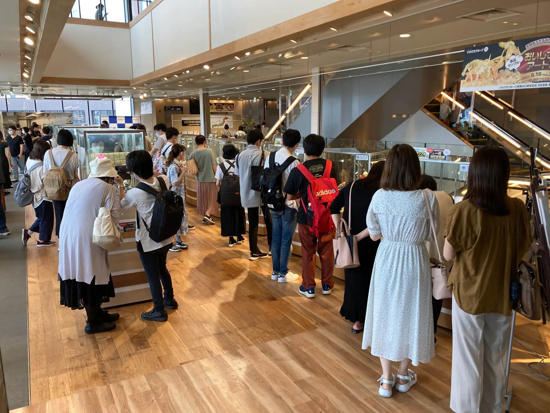 「おいしさのアート展2022 in 東京ソラマチ」会場風景〈8月〉／東京ソラマチの夏の風物詩として毎年楽しみにしているファンの姿も