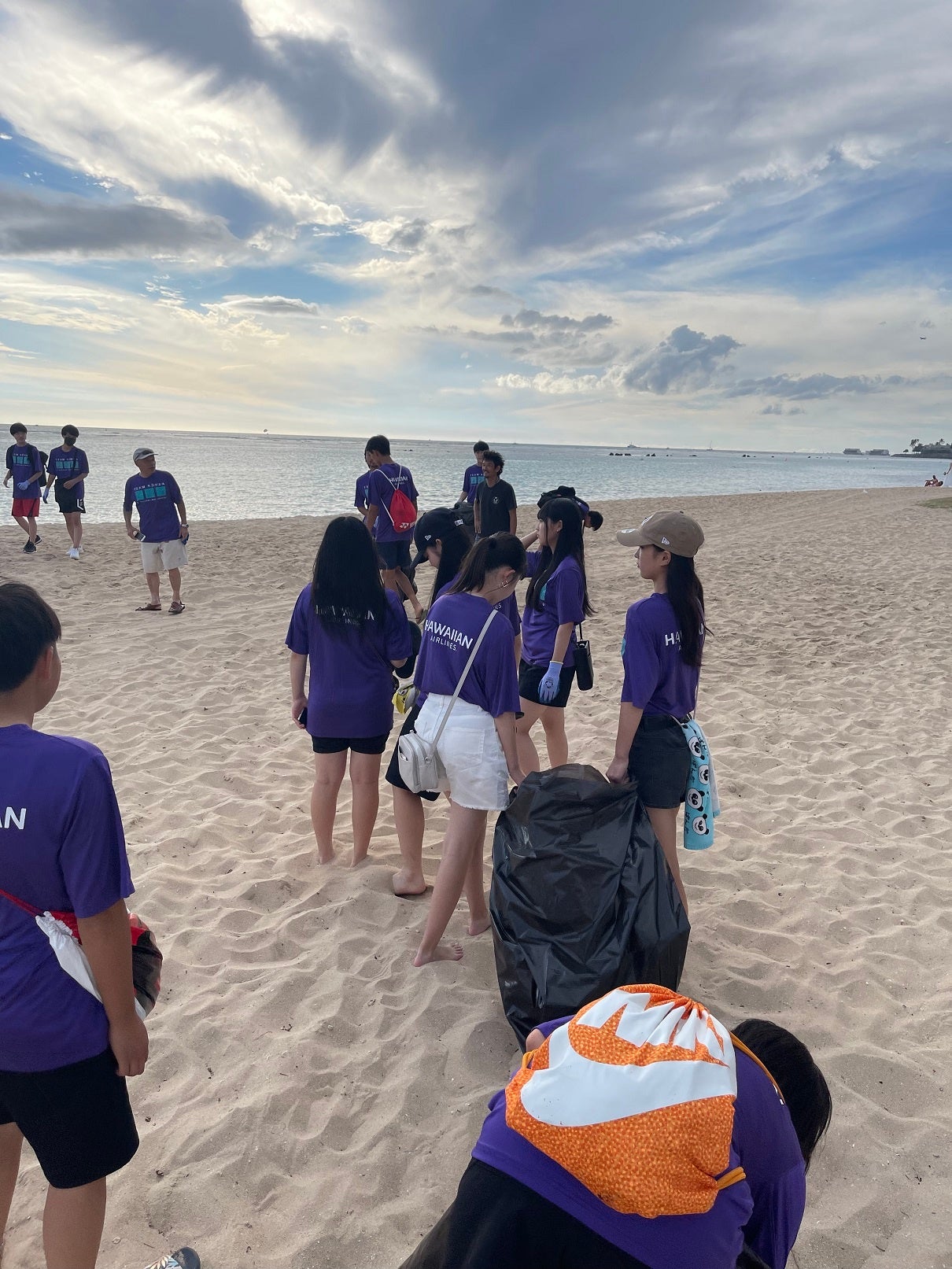 京都外大西高等学校の生徒がビーチ清掃に参加した様子