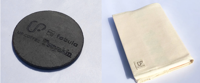 「SOCIAL　GOODs」では、コーヒー残渣を固めたコースターや、染料として使用したブックカバーなど取り扱う。