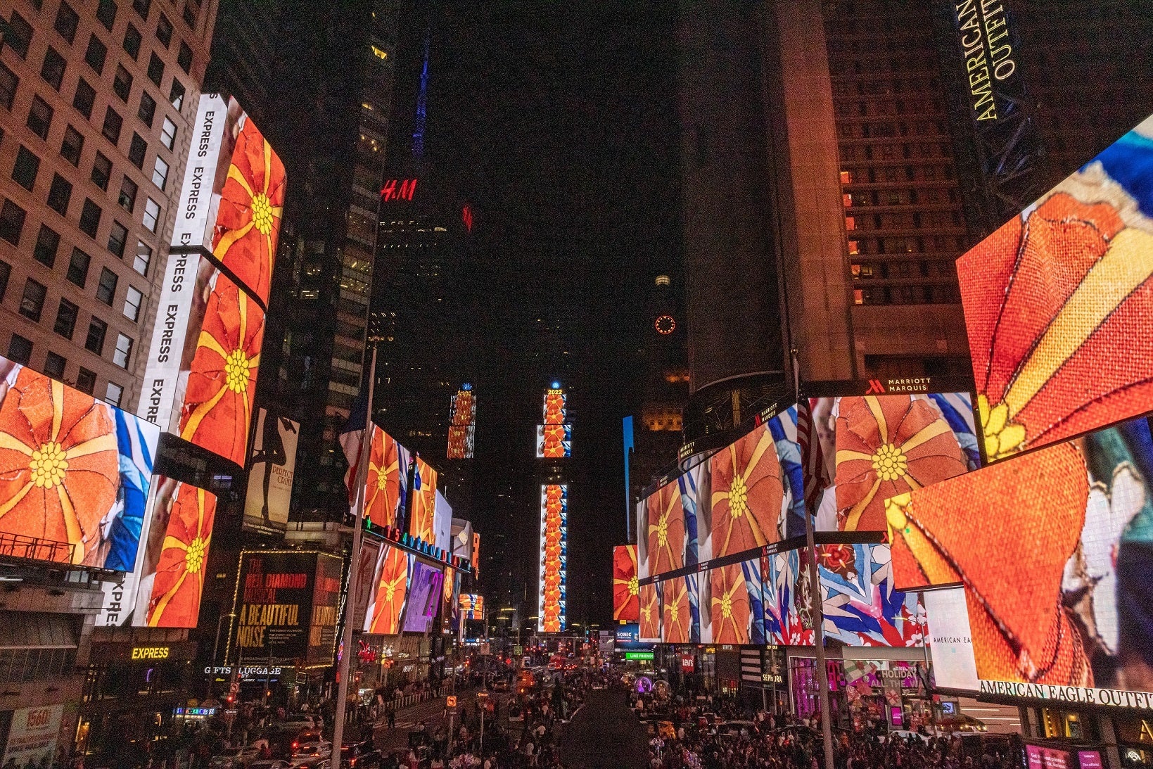 毎晩真夜中前の3分間、タイムズ・スクエアの92枚のビルボードに様々なパブリックアートを映し出す「Midnight Moment」