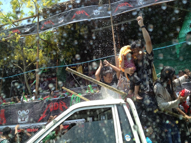 2013年ヤンゴンにて撮影。本場のダジャン祭りは水を掛け合いながら踊り狂うイベントです。この日ばかりは普段物静かなミャンマー 人が別人格のようにはしゃぎます。