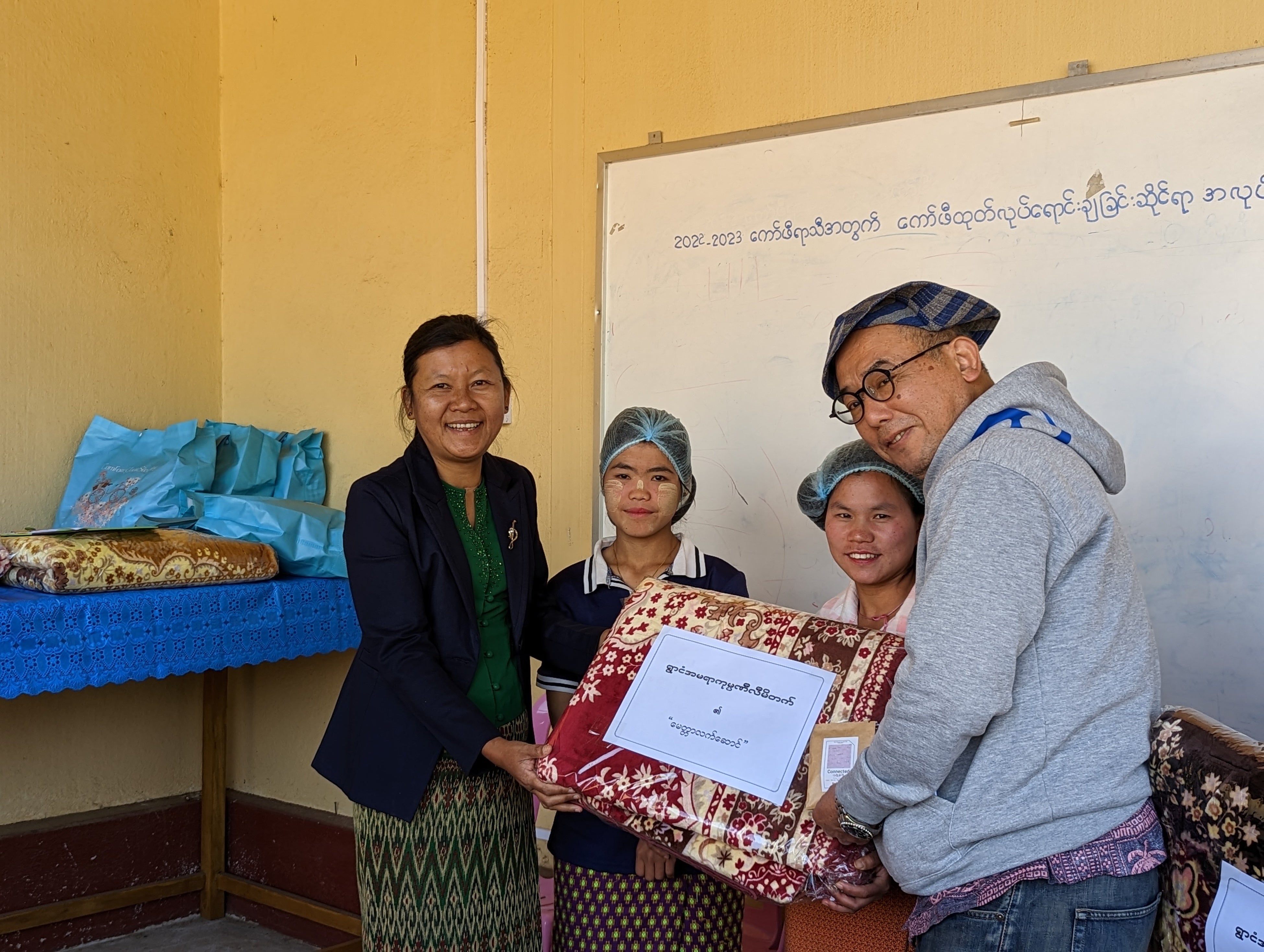 ミーティングの後、アマヤーコーヒーの永年勤続表彰があり、ロコベル からコーヒーをプレゼント。