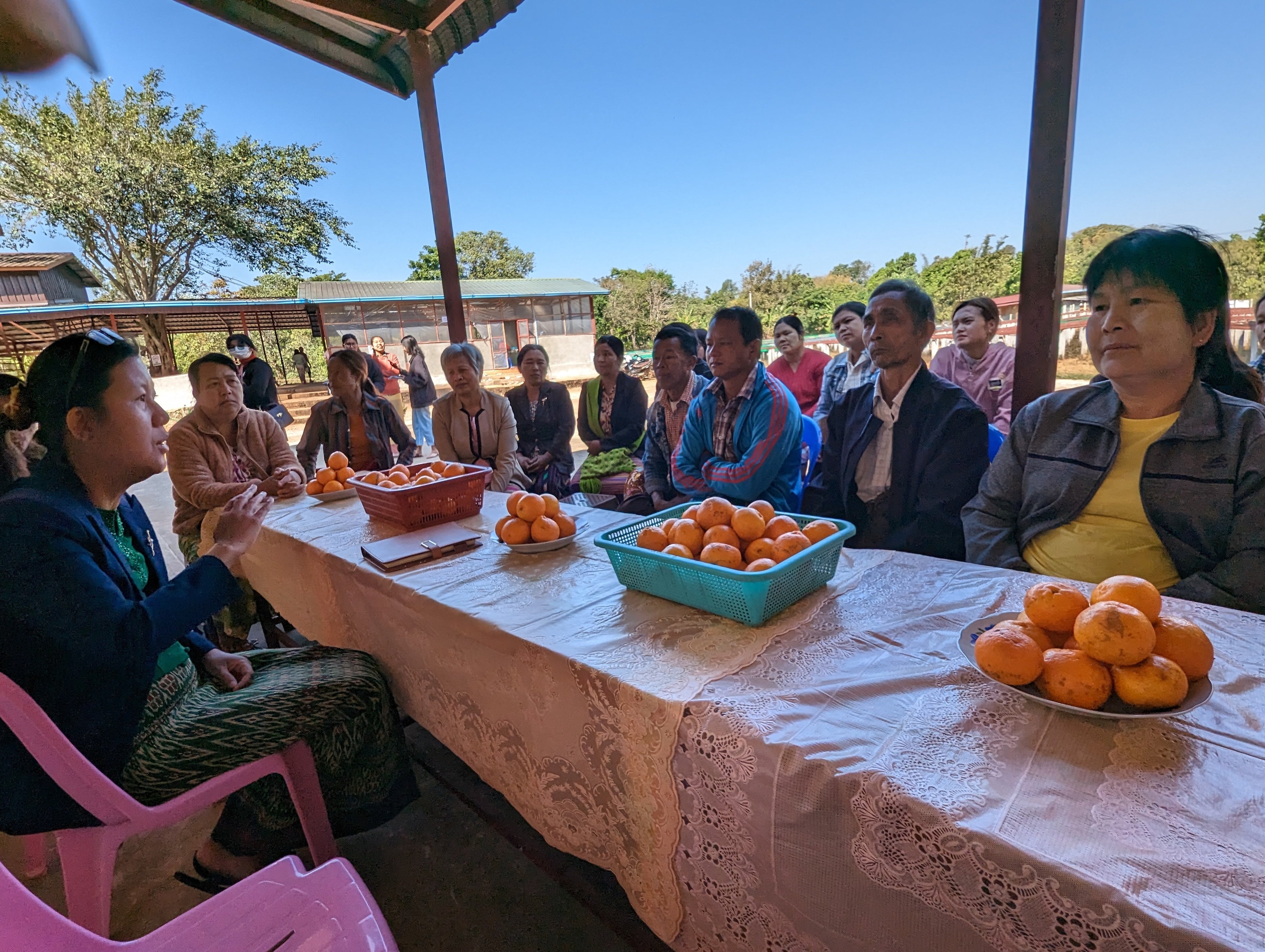 Su Su Aungさんの説明に聞き入る農家の人たち。