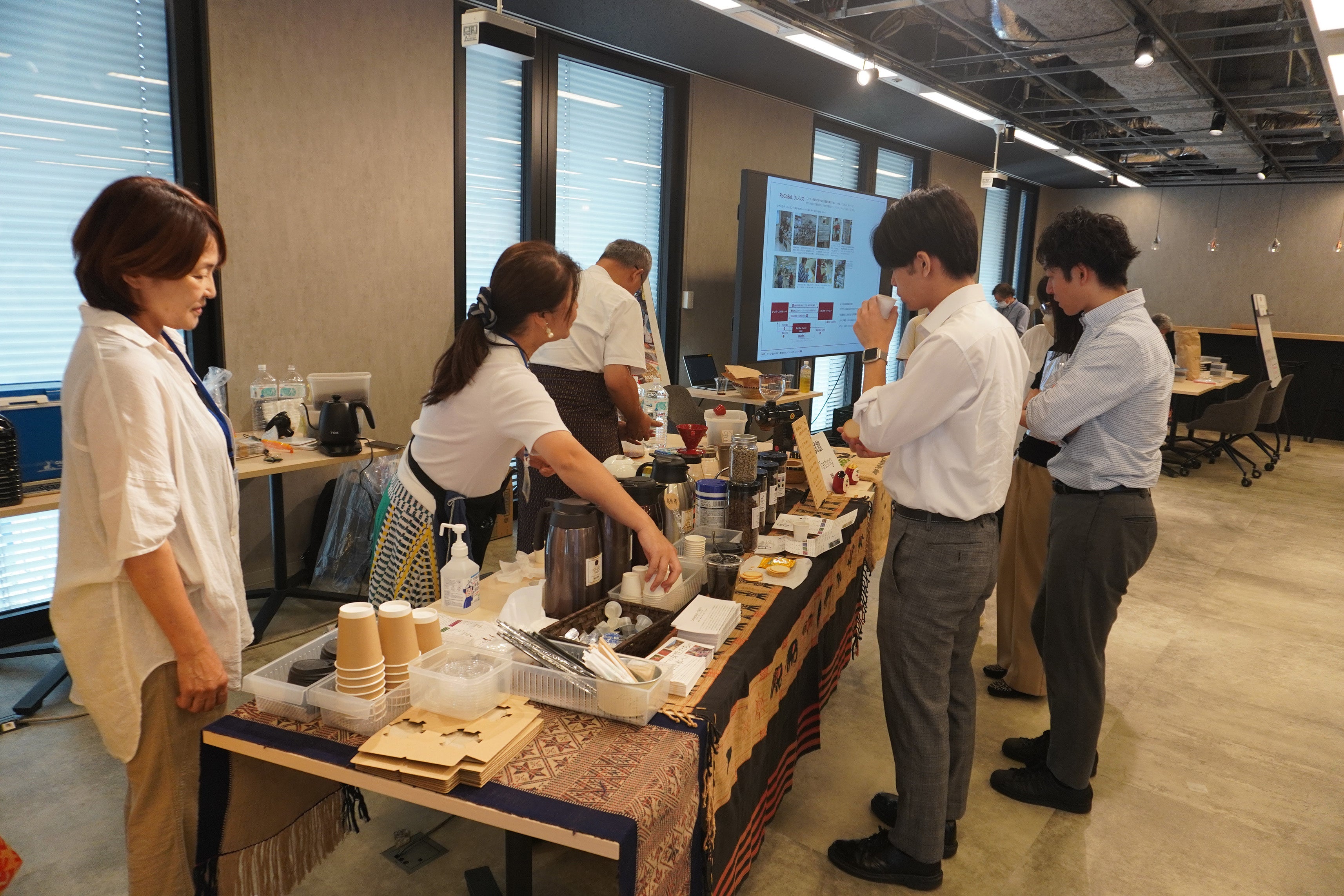 焙煎による味の違いを体験していただきました。