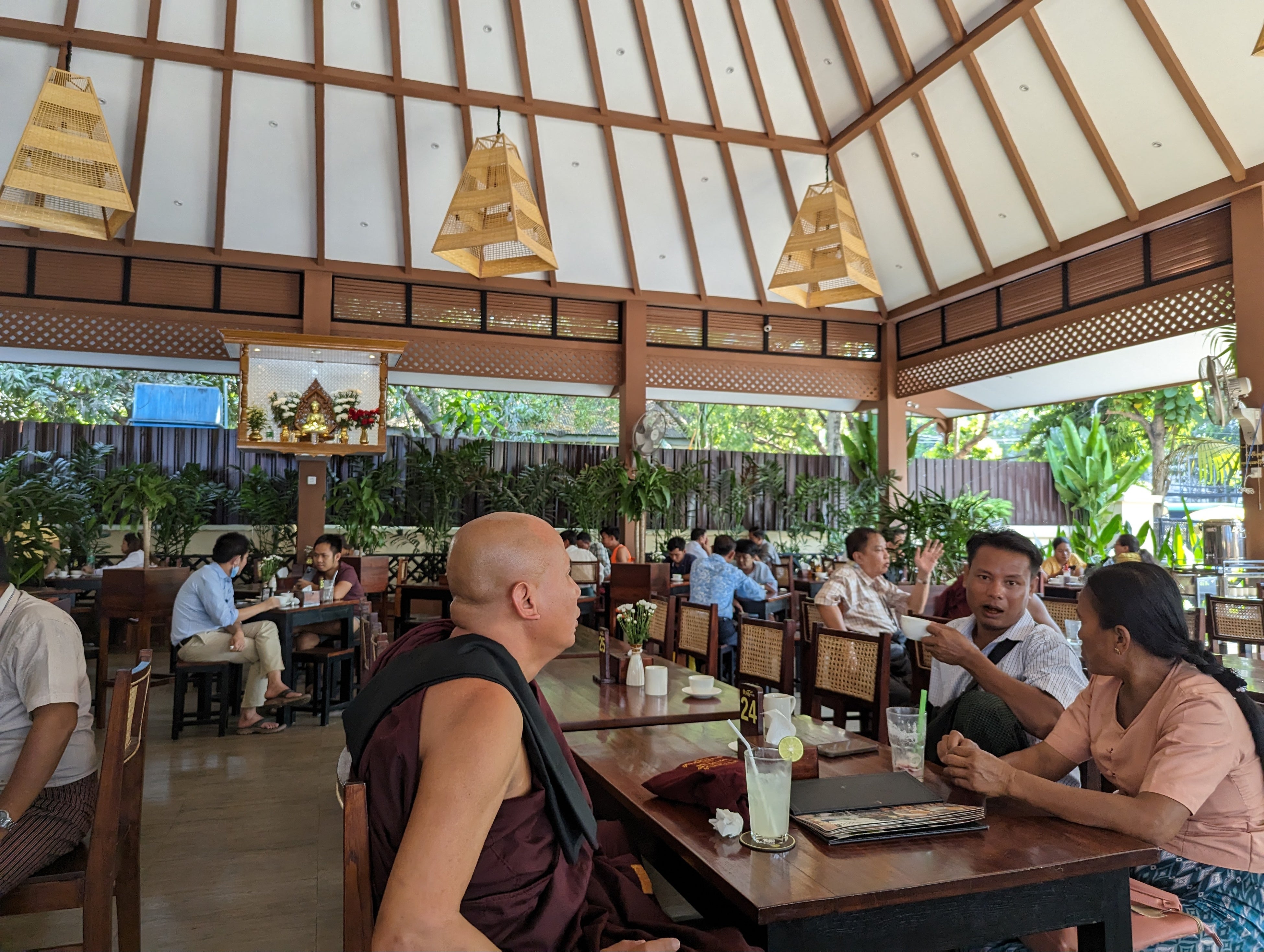 ラペイエサインと呼ばれるミャンマー式のカフェは市民の社交の場として賑わっています。