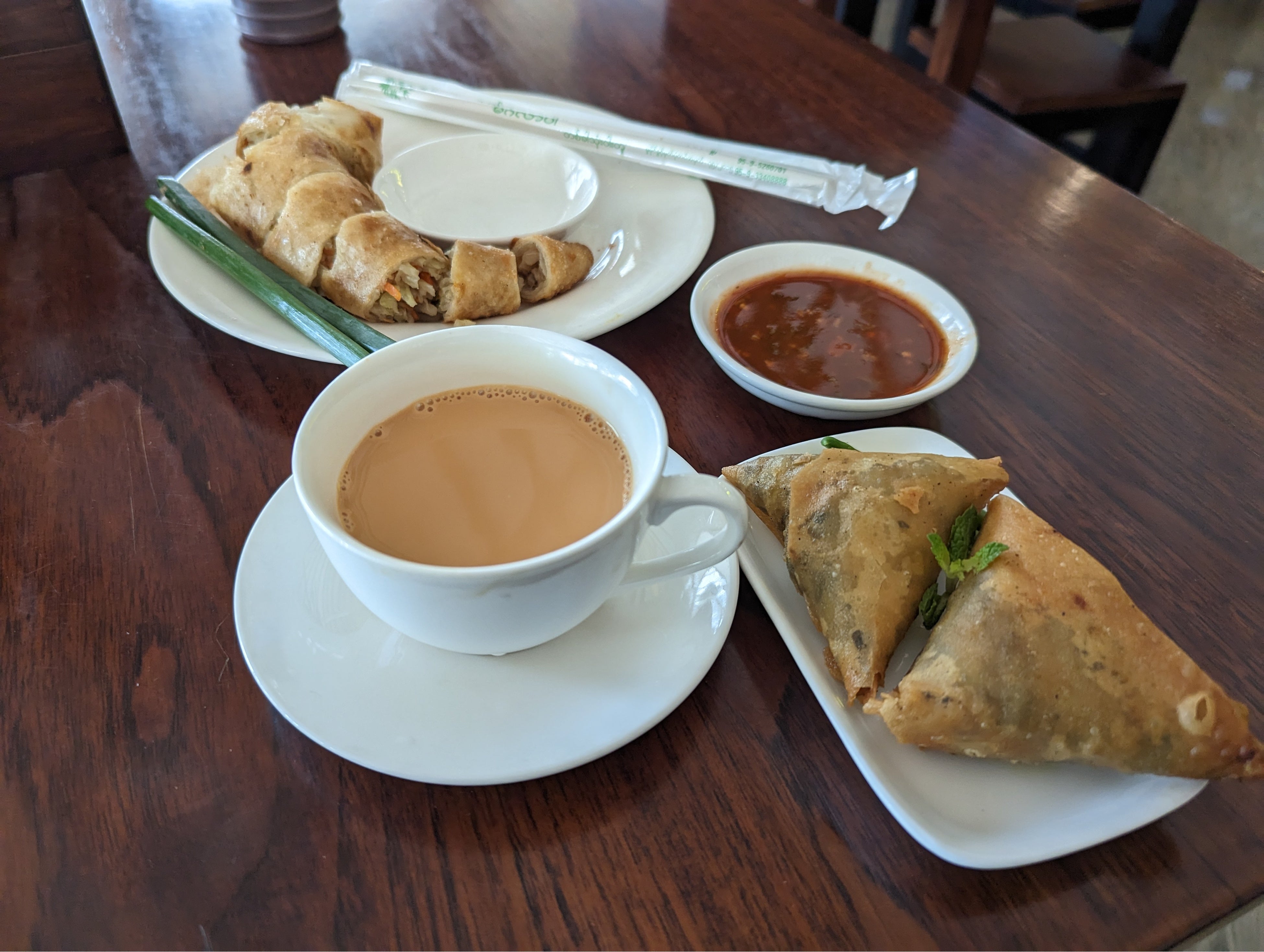 練乳がたっぷり入った甘いミャンマー式ミルクティのラペイエはサモサなど軽食と一緒に楽しみます。