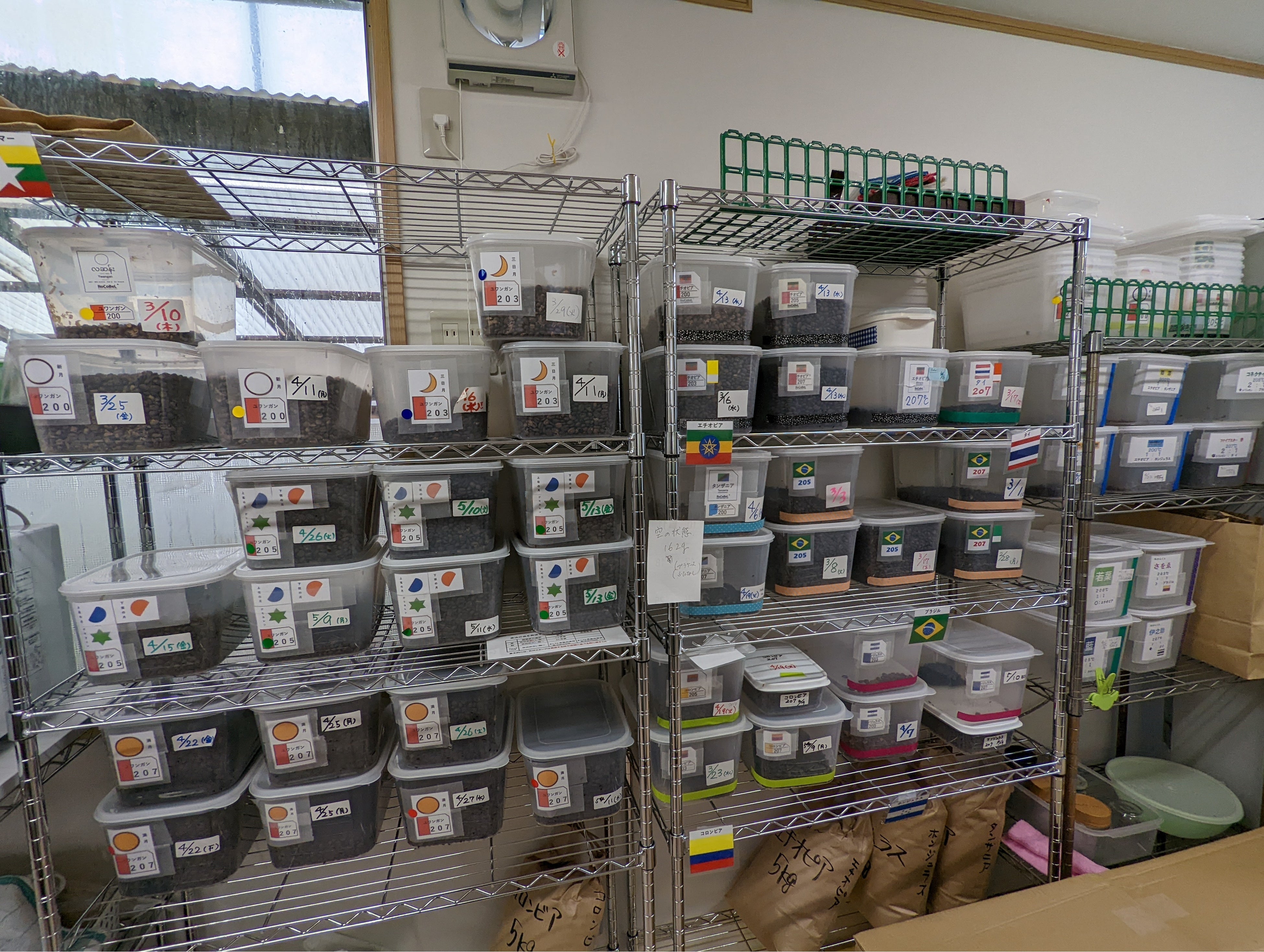 たくさんの種類の焙煎豆を間違えないように絵柄を使って管理しています。