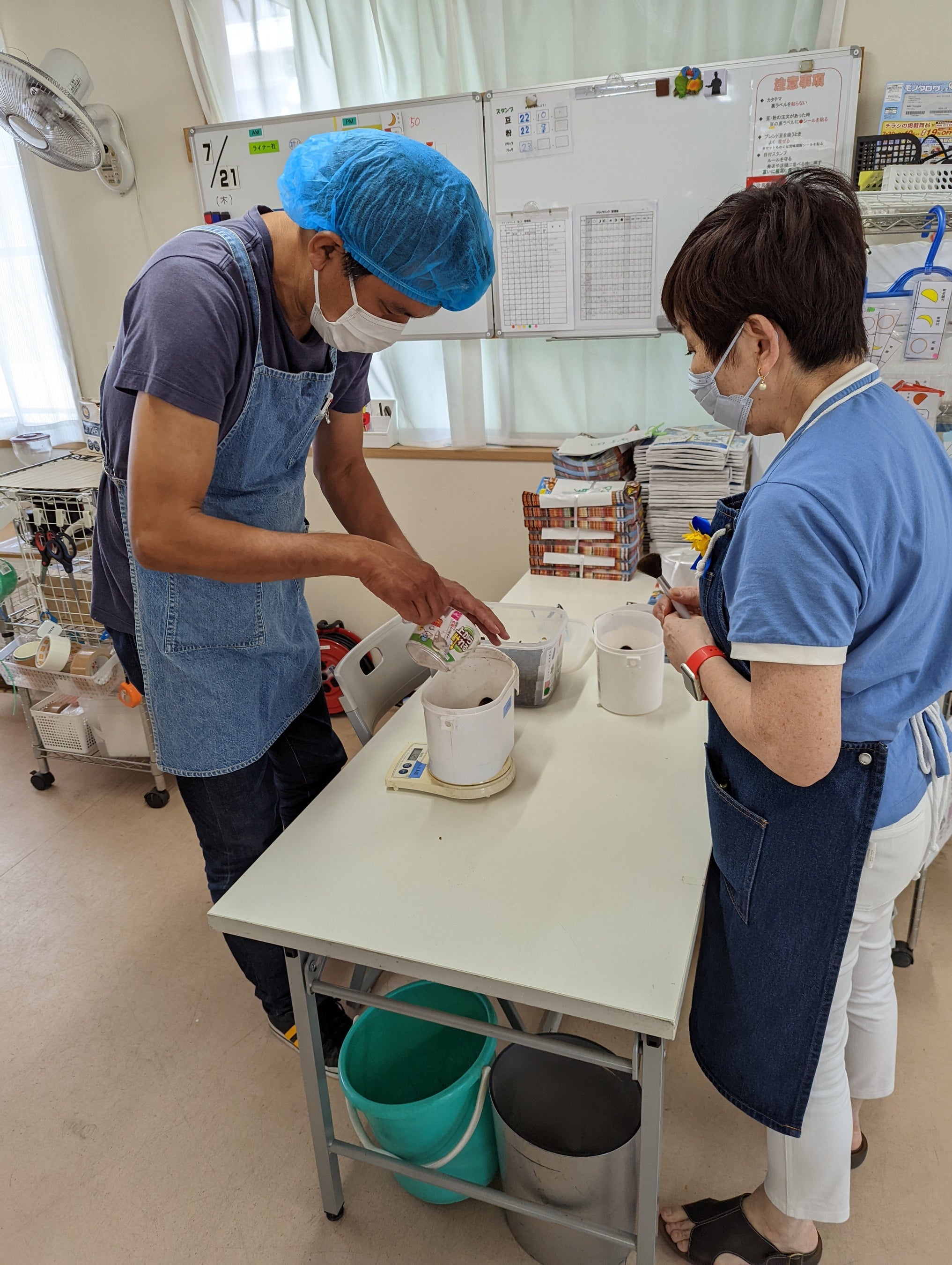 焙煎豆を計量する