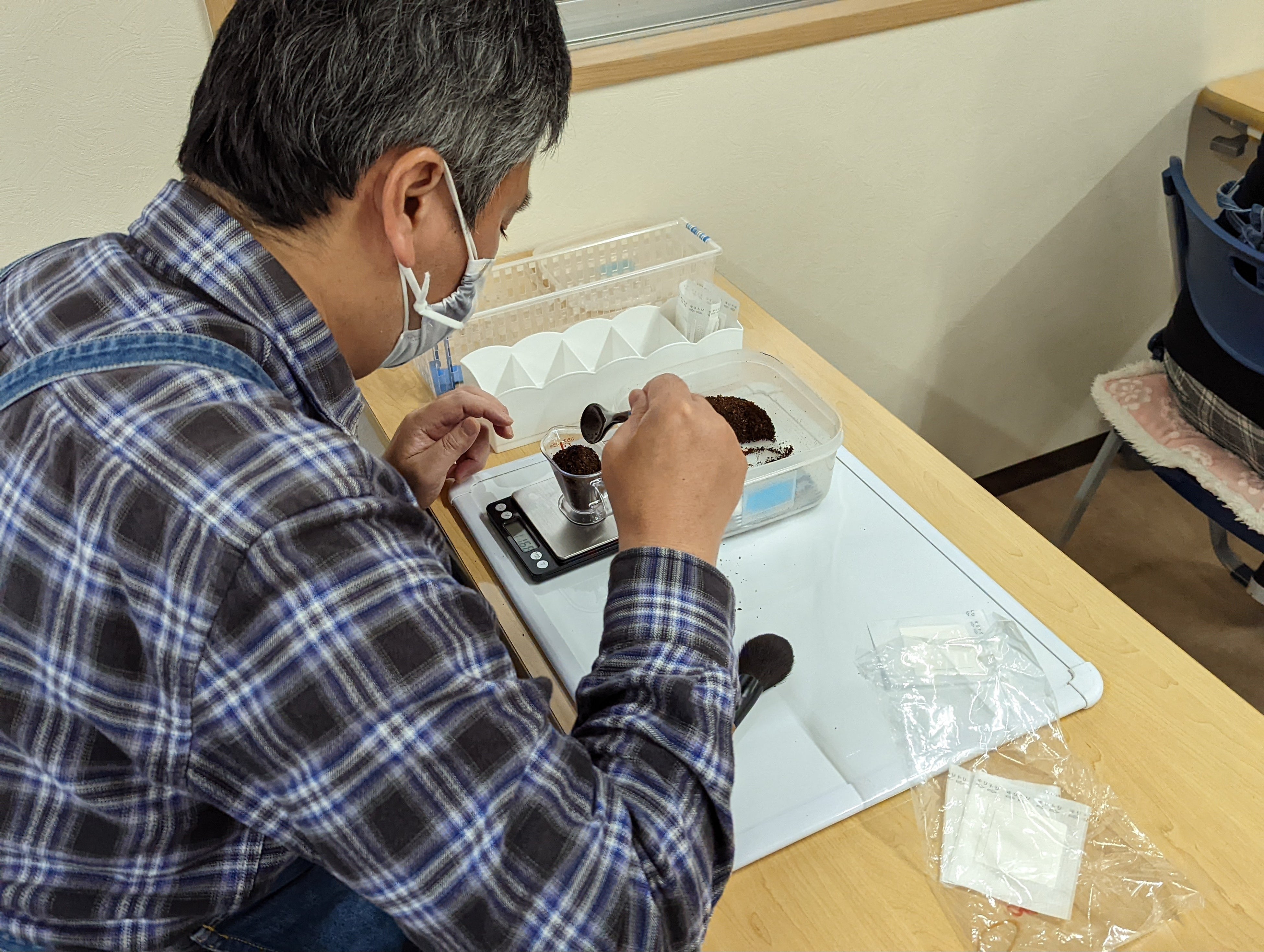 粉を12gに計量し、内袋に入れる