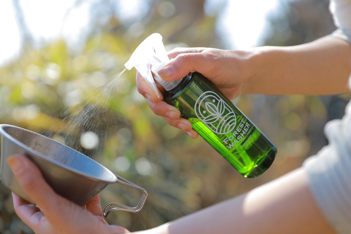 FOREST WASHER (フォレストウォッシャー) は汚れに吹きかけてふき取るだけ、アウトドアでの使用に最適です。