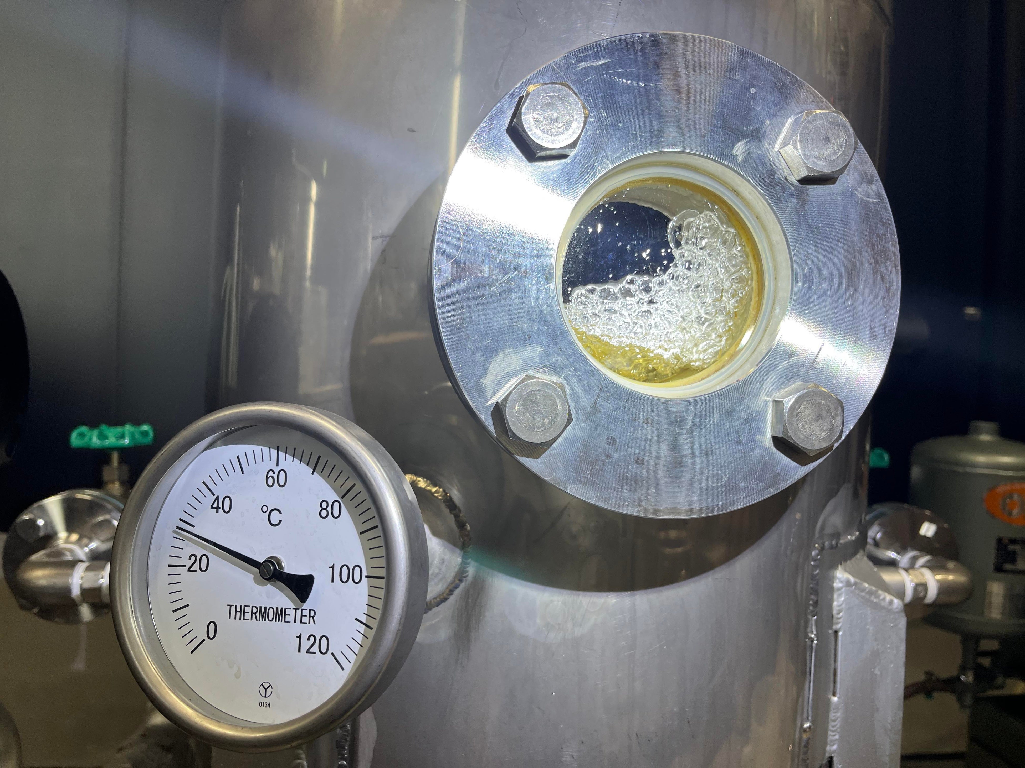 ブドウの茎の減圧蒸溜