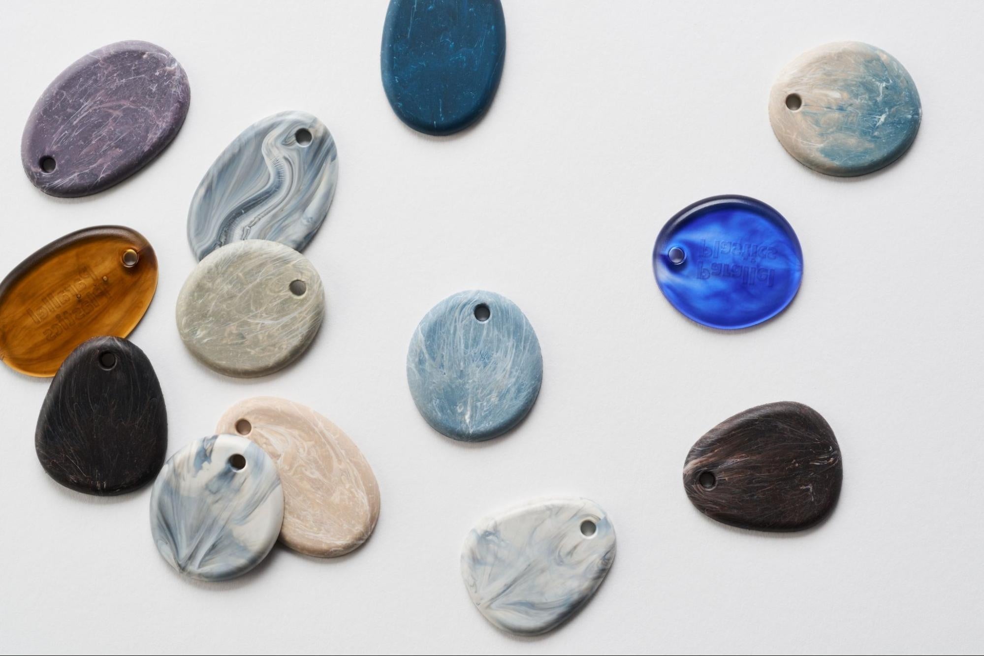 リサイクルプラスチックのテクスチャを活かしたタグプレート