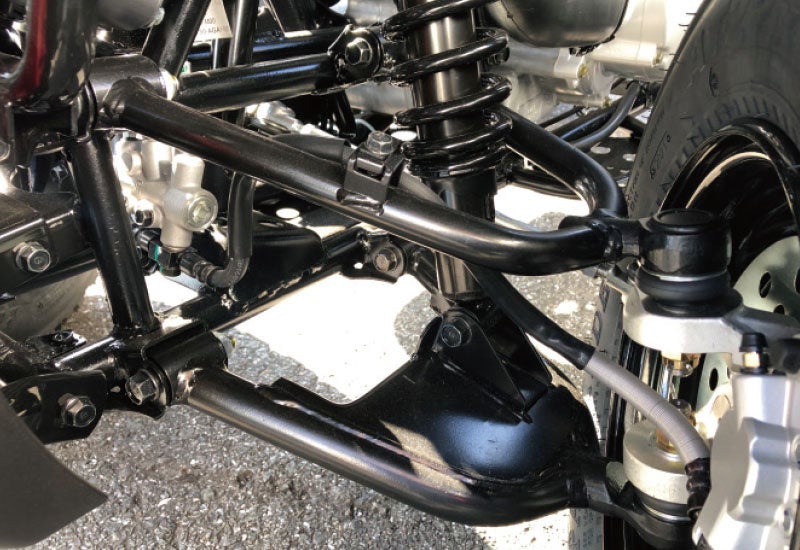 キャンバー角を最適に保つダブル A アームをフロントに採用。