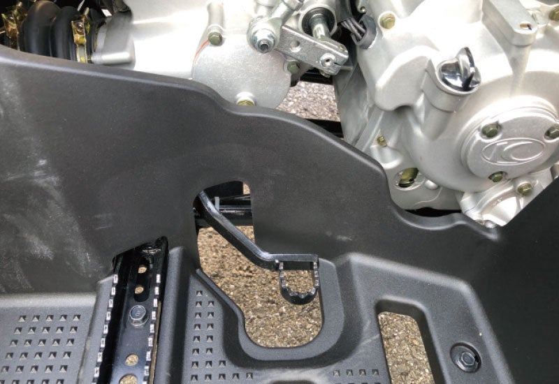 左右のブレーキレバーに加えフットブレーキも装備。