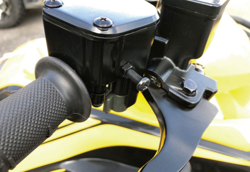 スピードが出すぎないようにアクセルを抑制することができます。