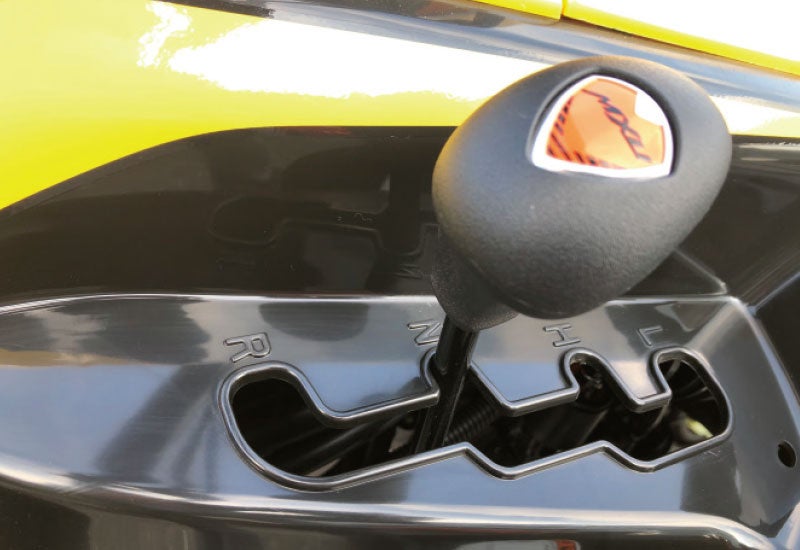 ローレンジ付きで、悪路での走破性が高まります。リバースギアも搭載しています。