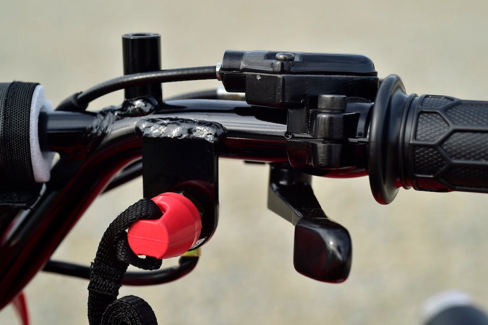 安全デザースイッチ  転落時等に引き紐式でエンジン  が停止する装置