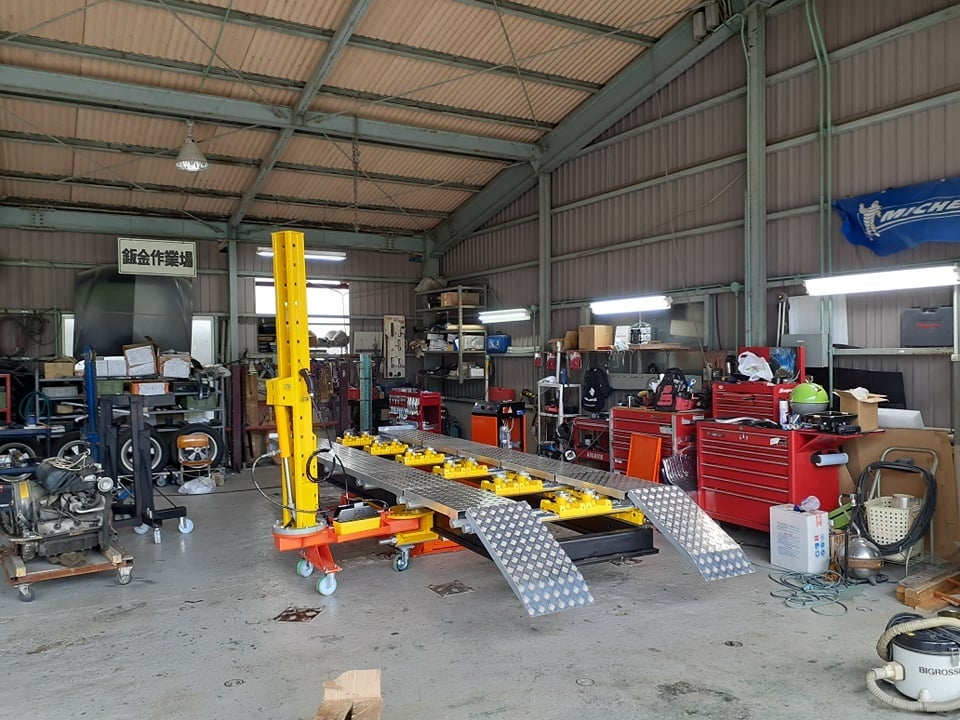 EV・ADAS搭載車両に対応する次世代フレーム修正・測定機。 オールインワンのエーミング・ジグタイプフレーム修正機・アライメントリフト、3WAY多機能ADASリフト