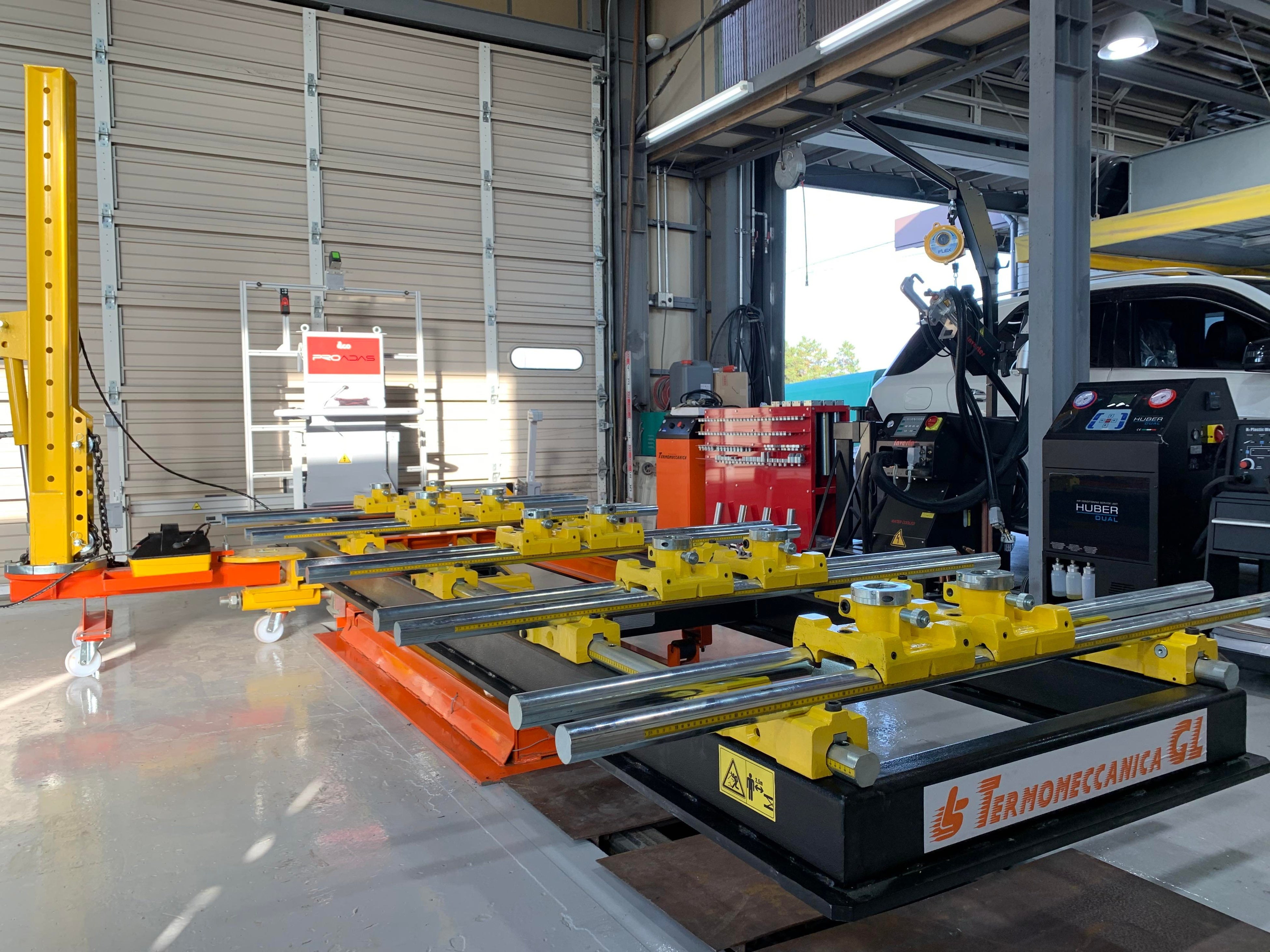 EV・ADAS搭載車両に対応する次世代フレーム修正・測定機。 オールインワンのエーミング・ジグタイプフレーム修正機・アライメントリフト、3WAY多機能ADASリフト