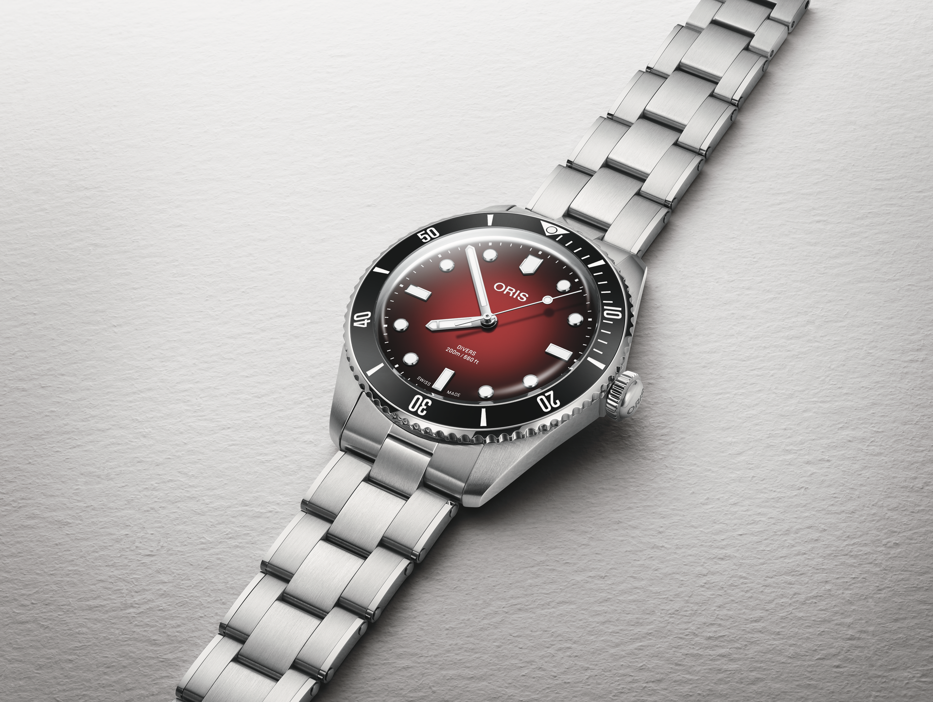 Oris、時計愛好家コミュニティとの限定品「ORIS x RedBar ダイバーズ