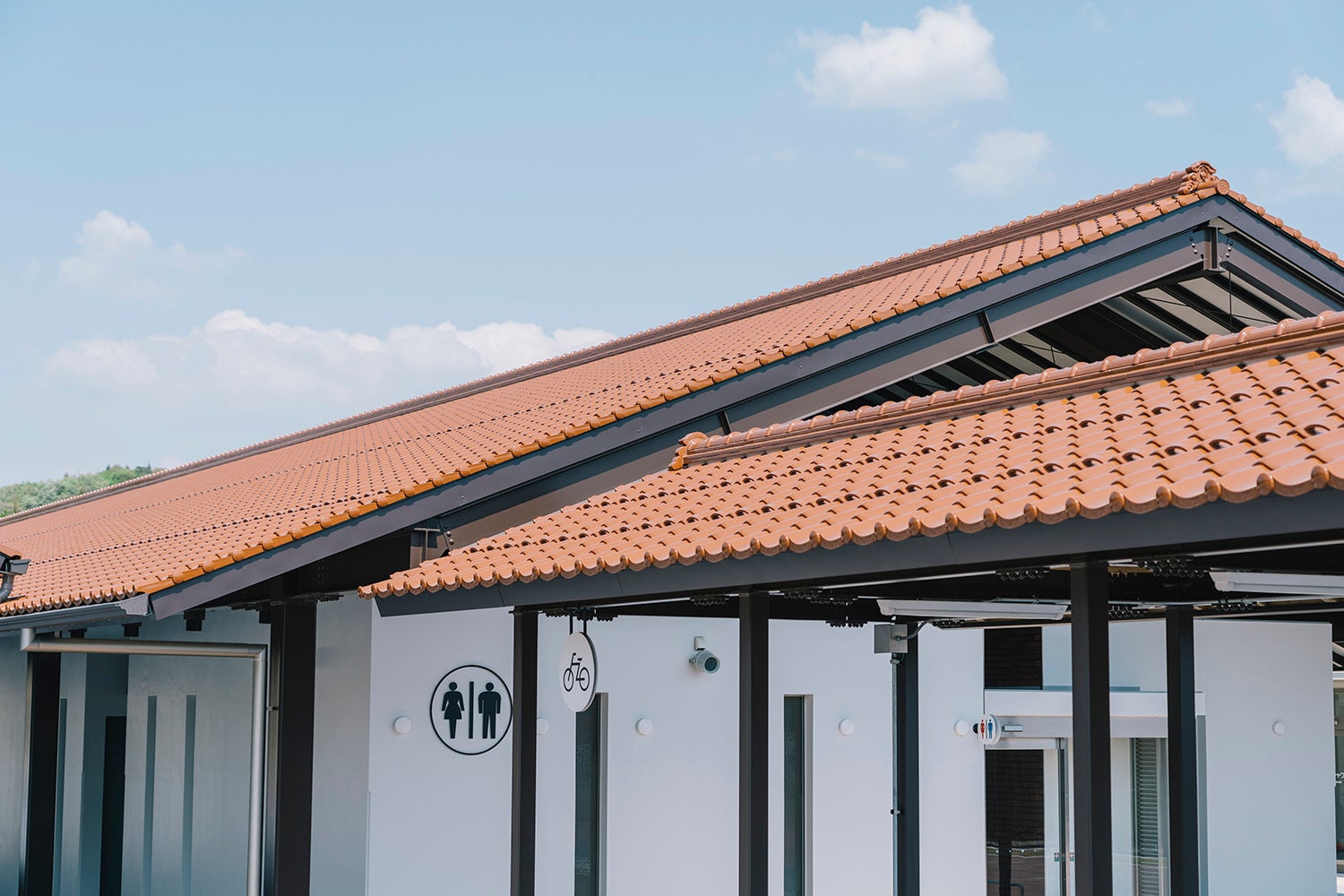 東広島市の風景に馴染む瓦葺の切妻屋根