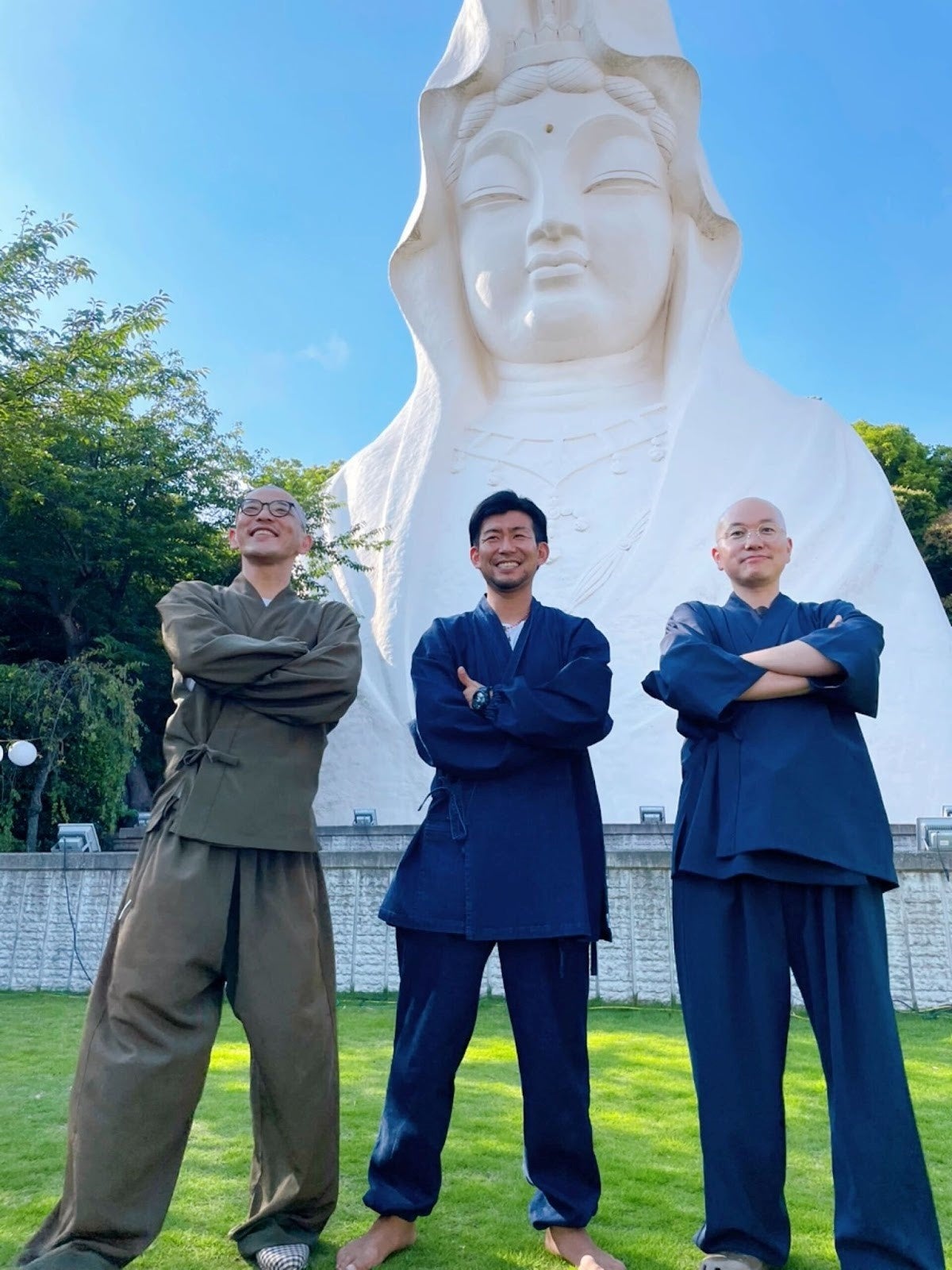 大船観音寺 監寺 松樹泰弘様（写真右）、諸橋様（左）、アスリート社員 原口翔太郎（中央）
