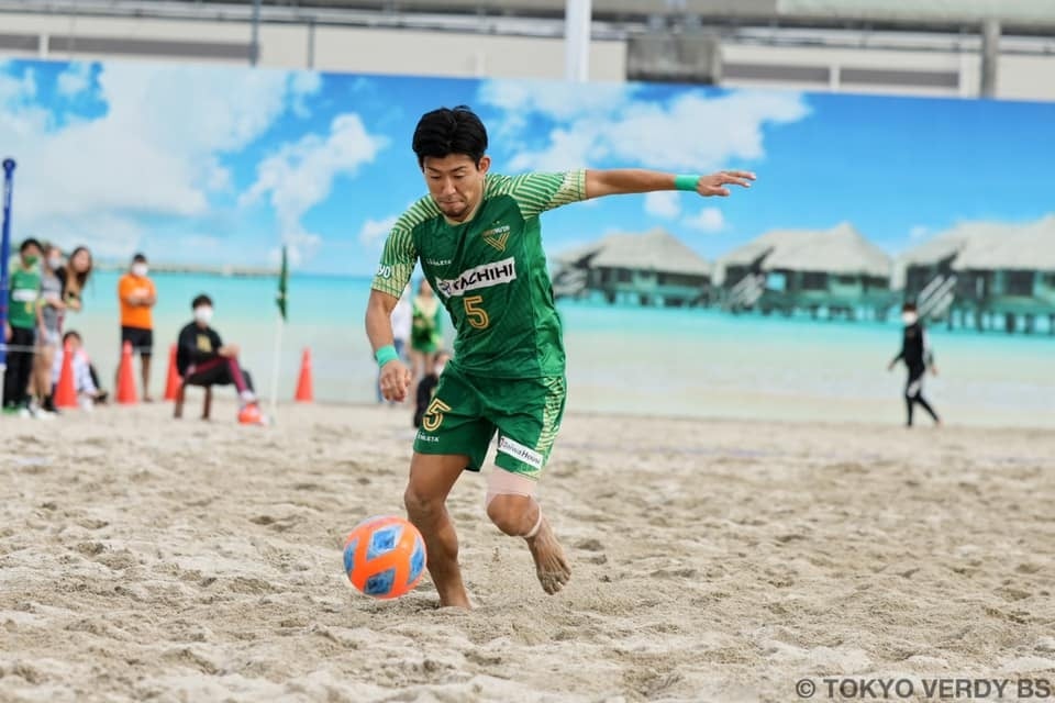 ドリブルをする原口選手