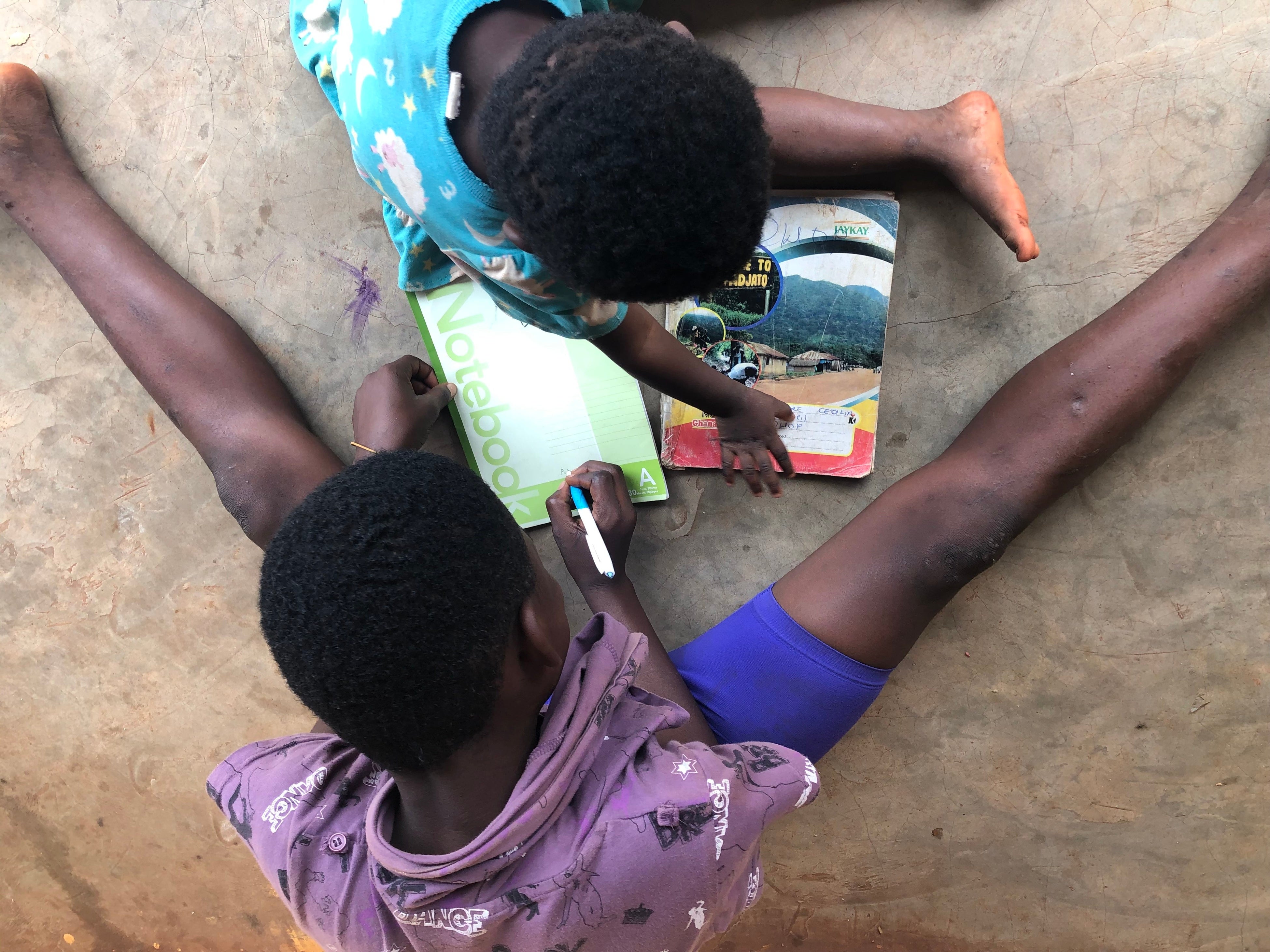 文房具を渡すと、英語の勉強を始める子供たち。