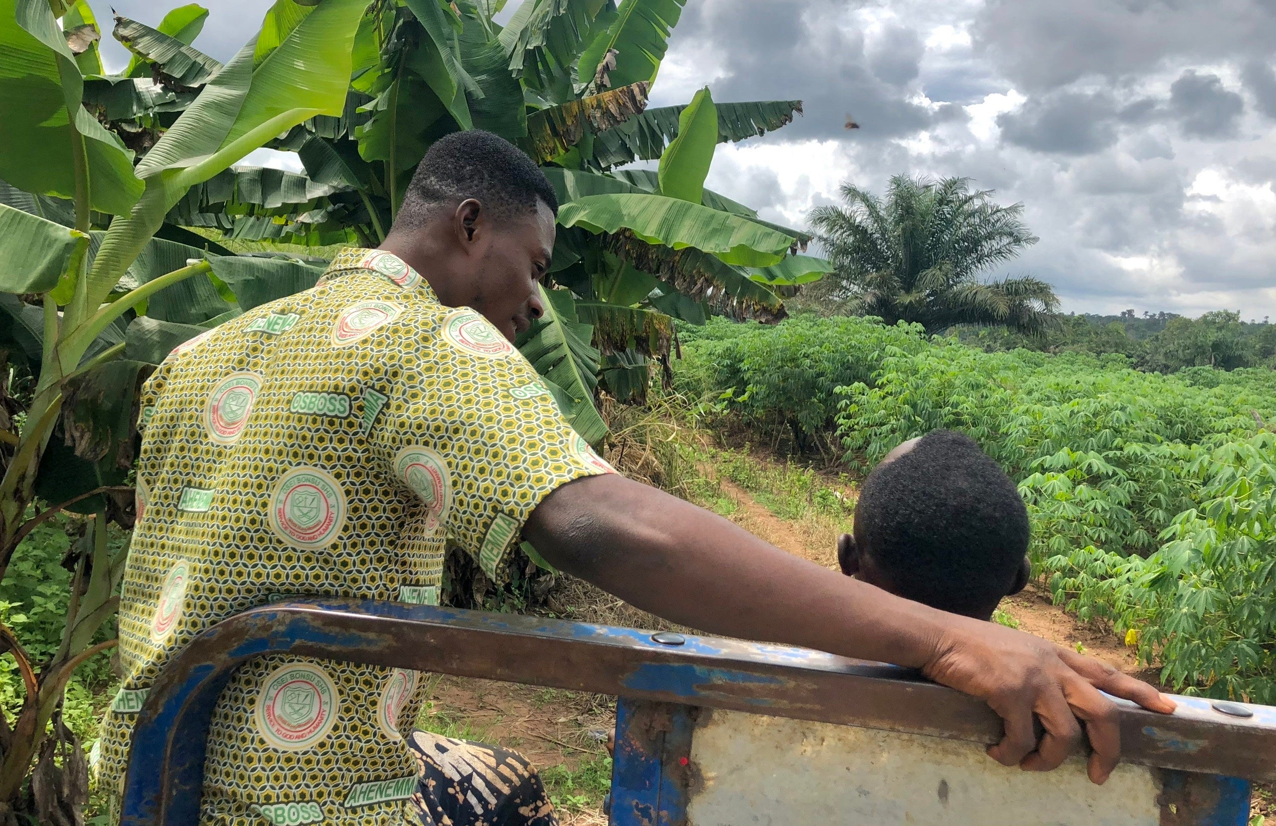 バイクの荷台で農園へ向かう日々